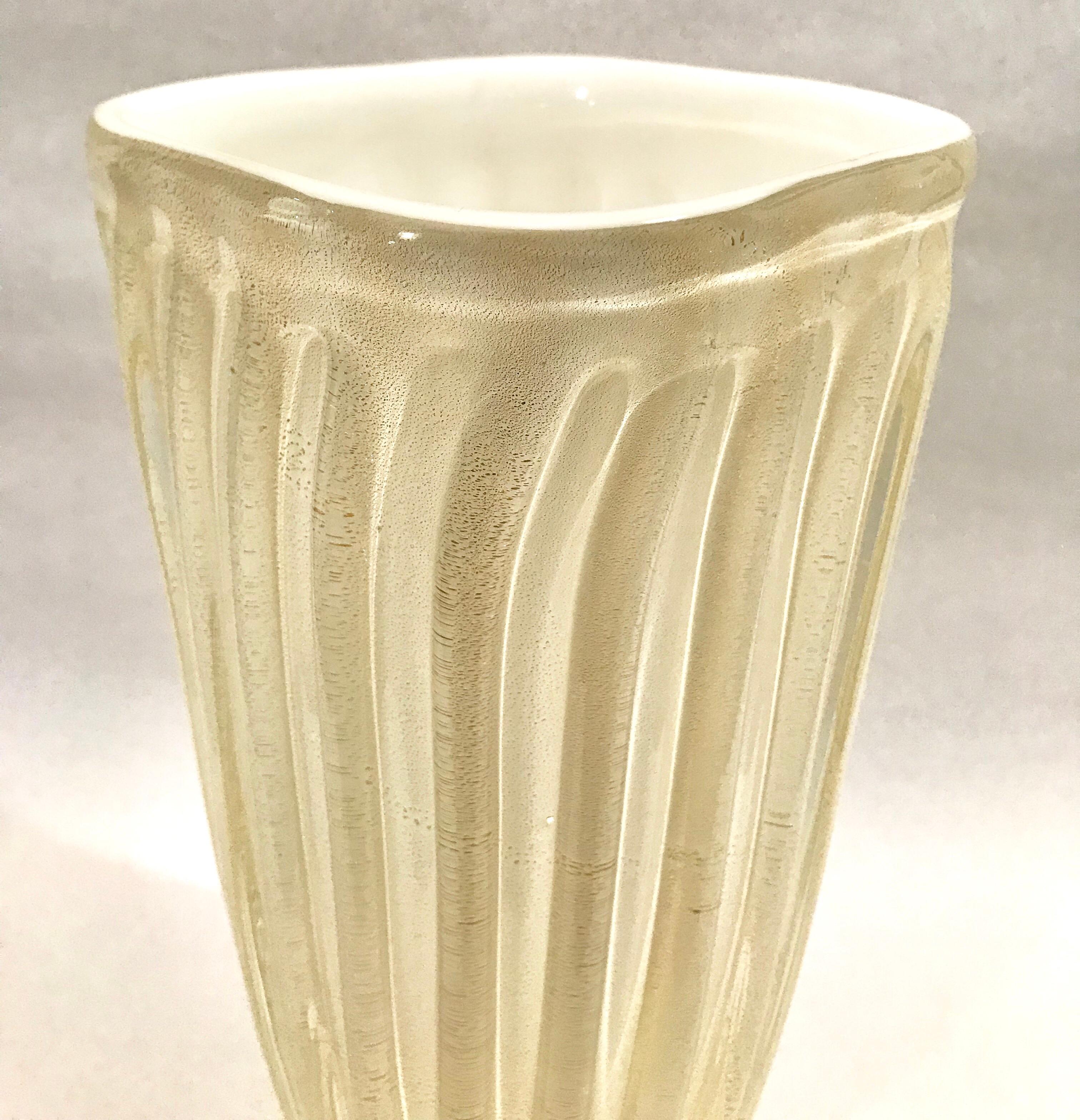 Large Archimede Seguso Ribbed Murano Art Glass Vase with Gold Foil For Sale 3