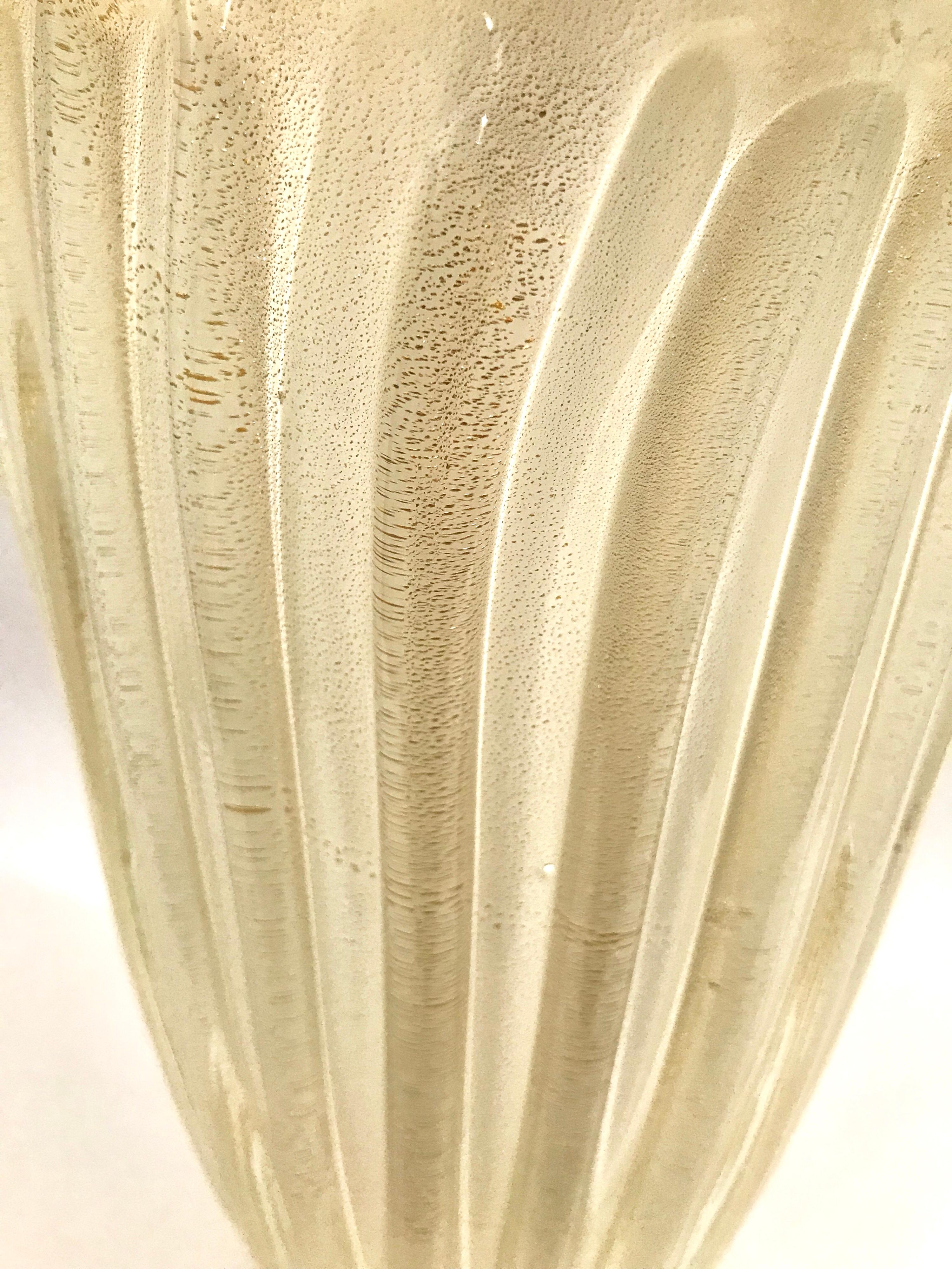 Large Archimede Seguso Ribbed Murano Art Glass Vase with Gold Foil For Sale 4