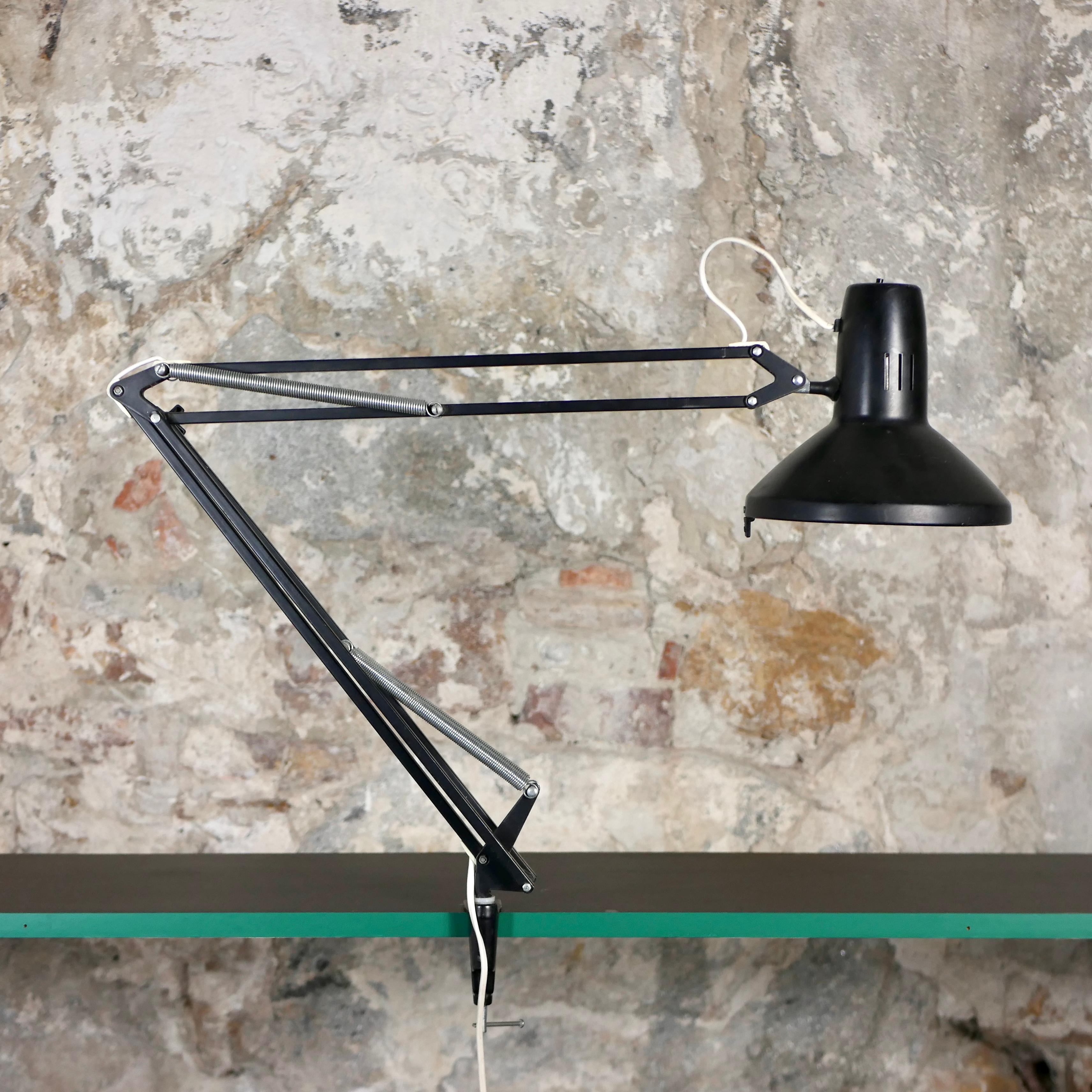 Nice industrial desklamp, architect style, made in the 1970s in France by Ledu.
Sturdy and adjustable with practical large dimensions : 2 arms of 50cm each,   head of 20x20cm
Good condition, few traces barely visible.
Labelled.