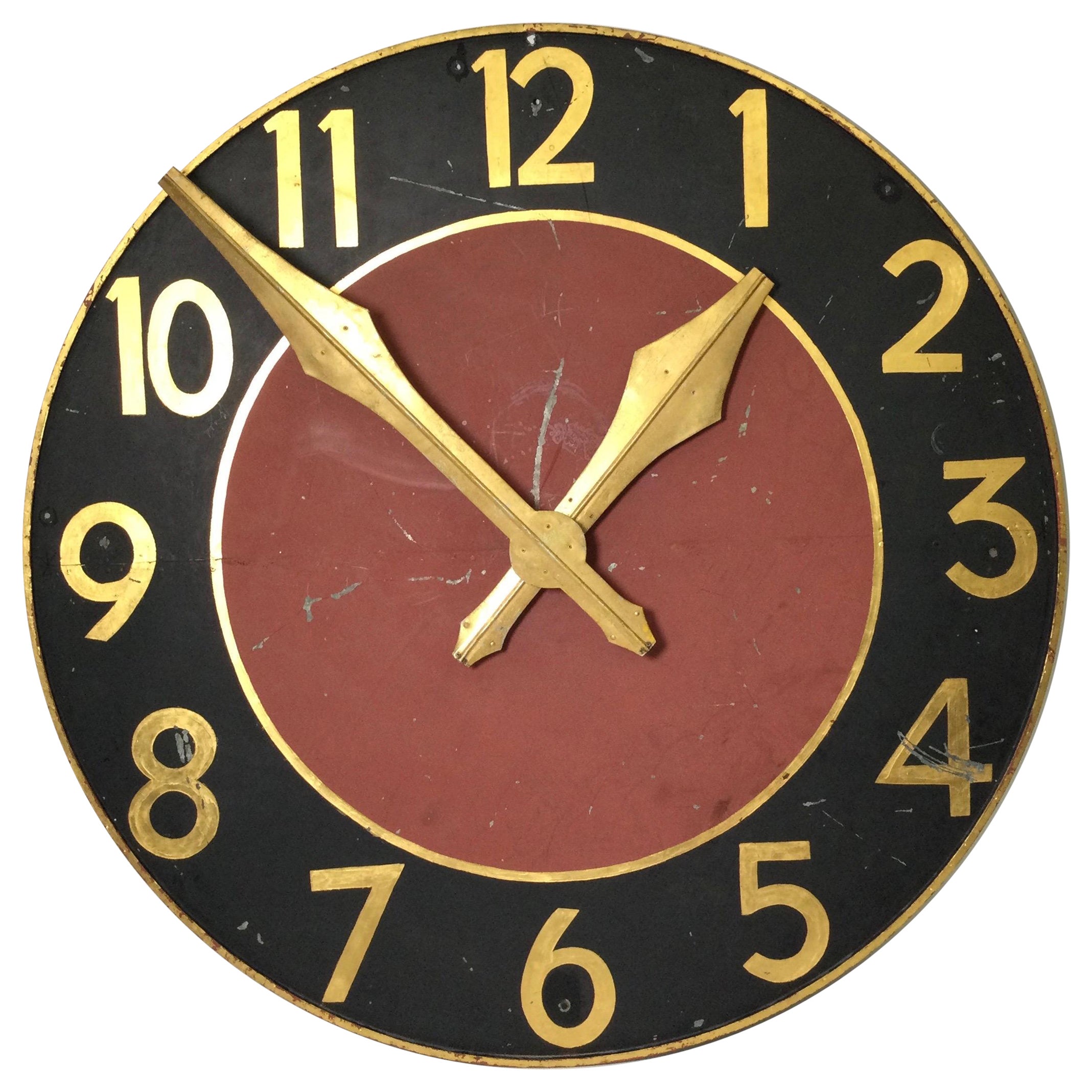 Grand cadran architectural d'horloge avec chiffres et aiguilles dorés en vente