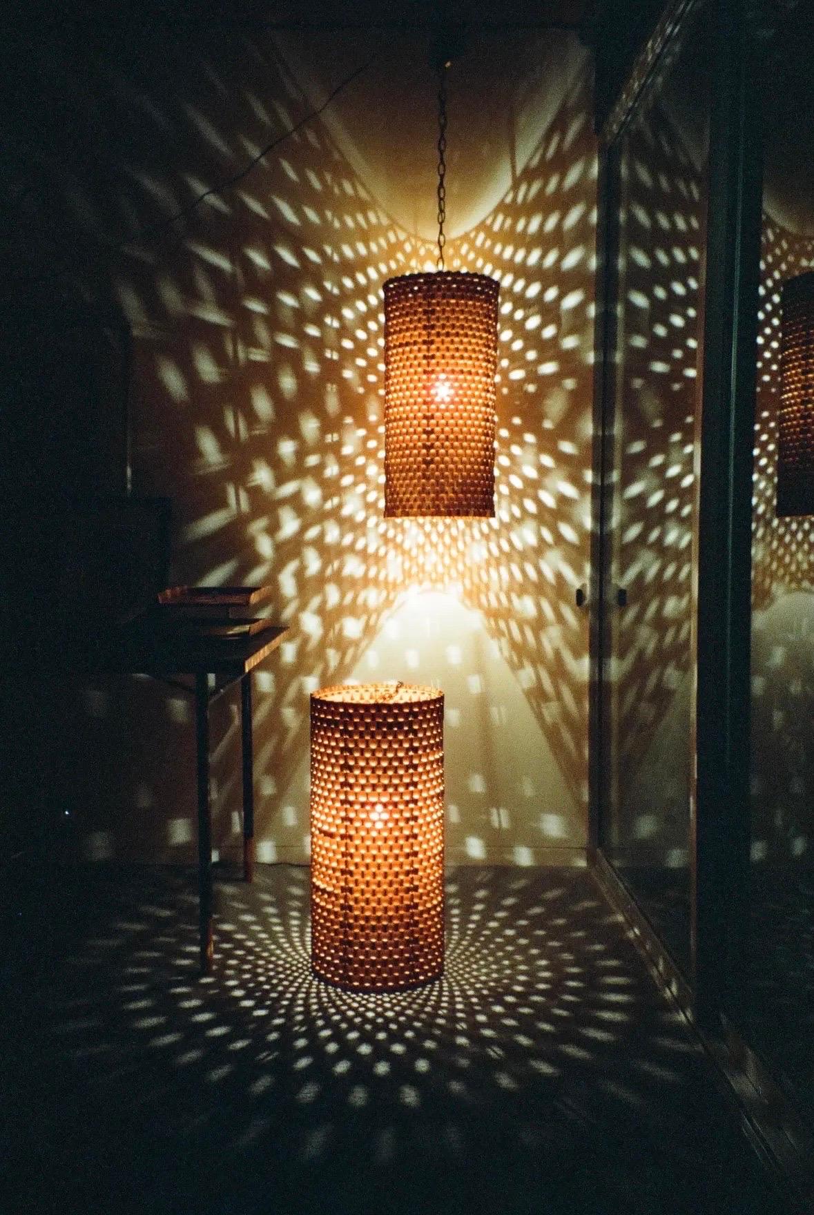 Lampade a sospensione in acciaio ondulato con finitura originale smaltata. Il colore è arancione bruciato. Il ciondolo è dotato di una singola lampadina A in porcellana, di una catena lunga 32 pollici e di una calotta in ottone per il cablaggio. La