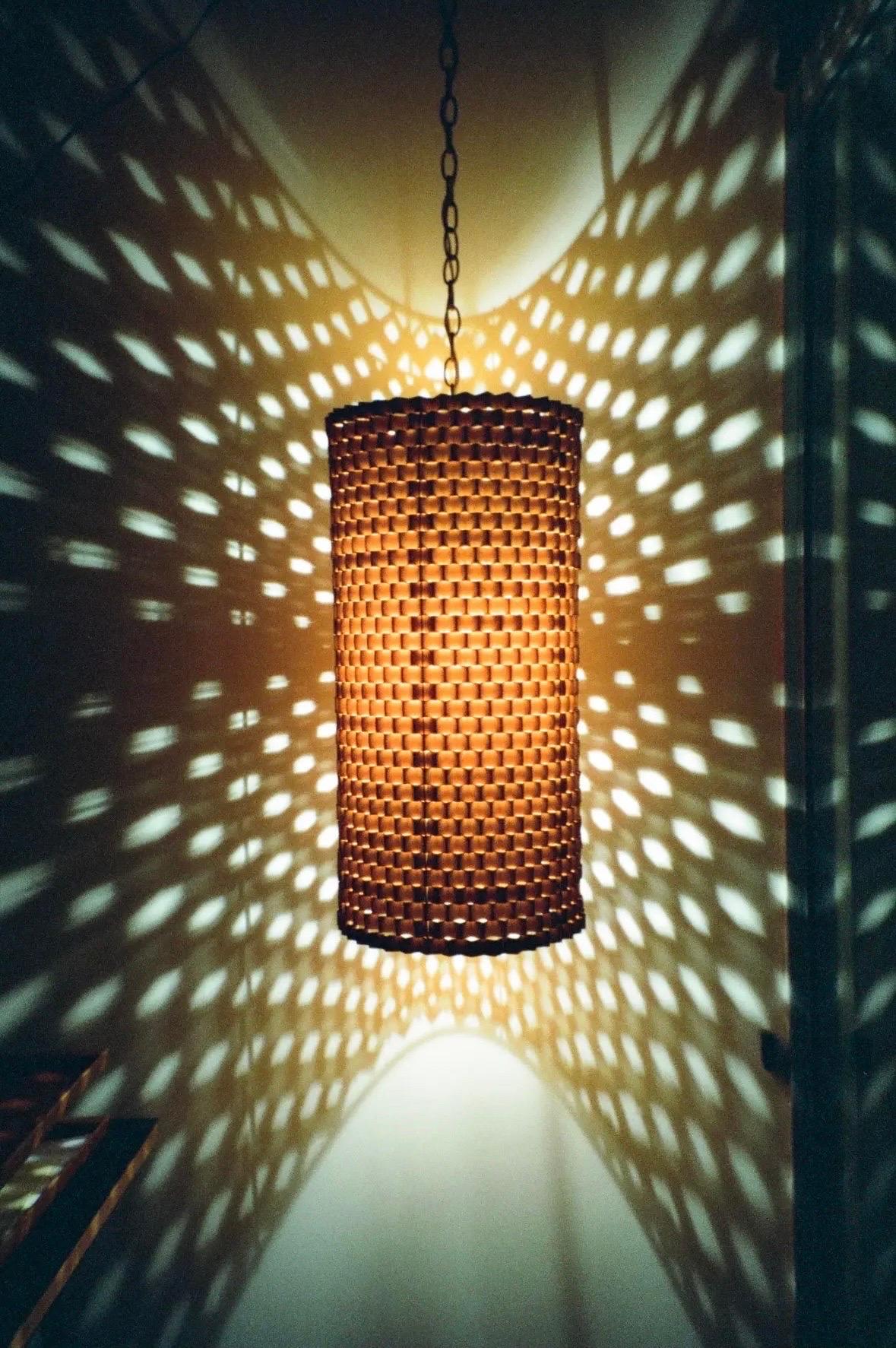 Mid-Century moderno Grandi lampade a sospensione architettoniche in acciaio ondulato in vendita