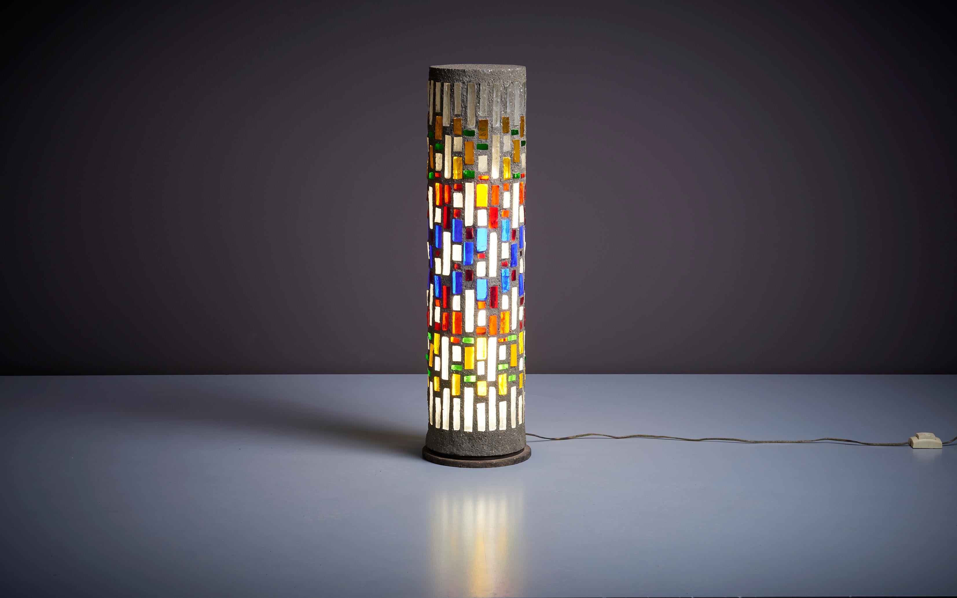 Wir haben diese Lampe in Frankreich gefunden und sie wurde in einem modernistischen Haus aus den 1960er Jahren in der Nähe von Bordeaux installiert.
Sehr einzigartig. Bitte beachten Sie: Die Leuchte sollte fachgerecht und entsprechend den örtlichen