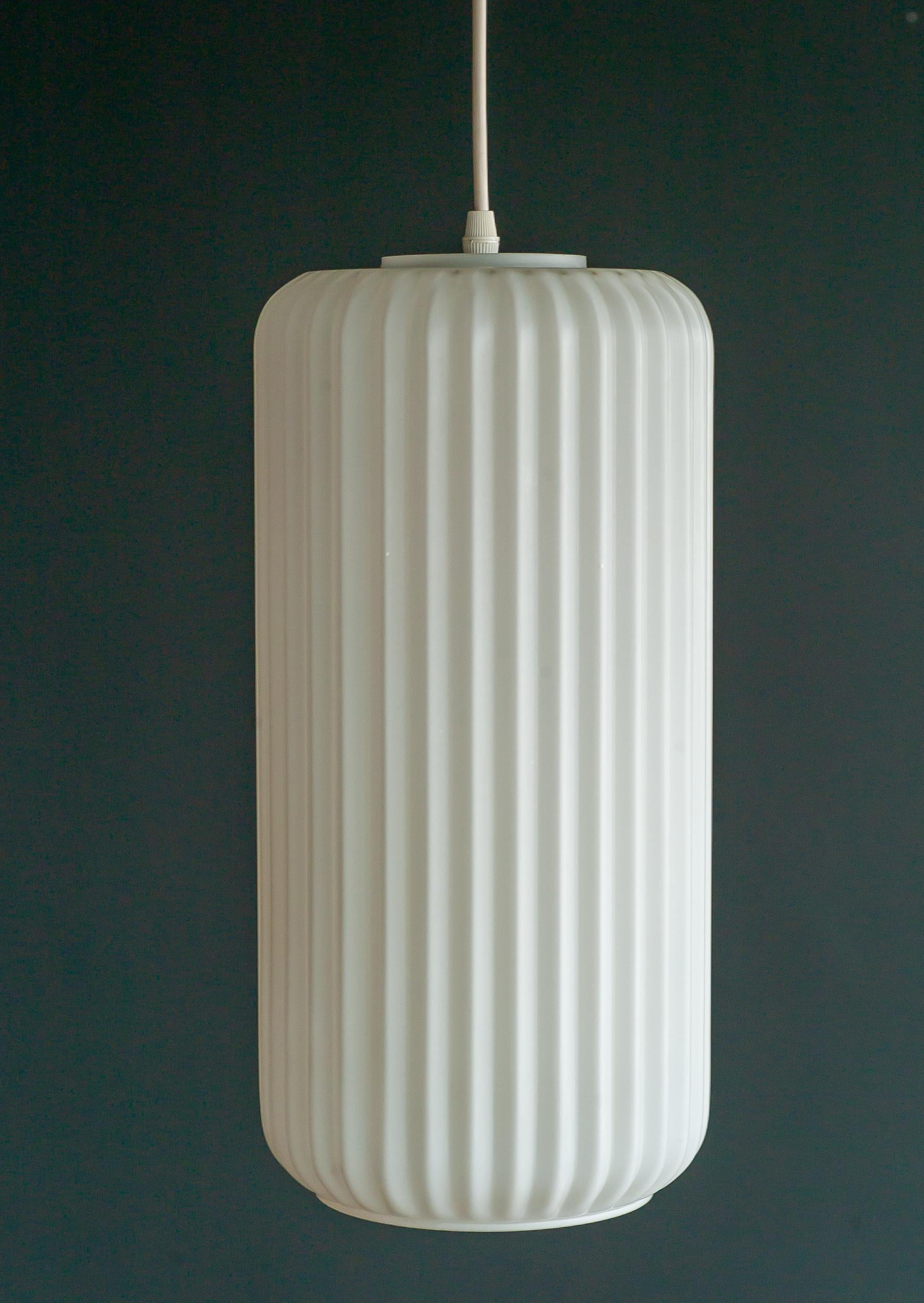 Grandes suspensions architecturales italiennes en verre opalin - Attribuées à Arredoluce en vente 3