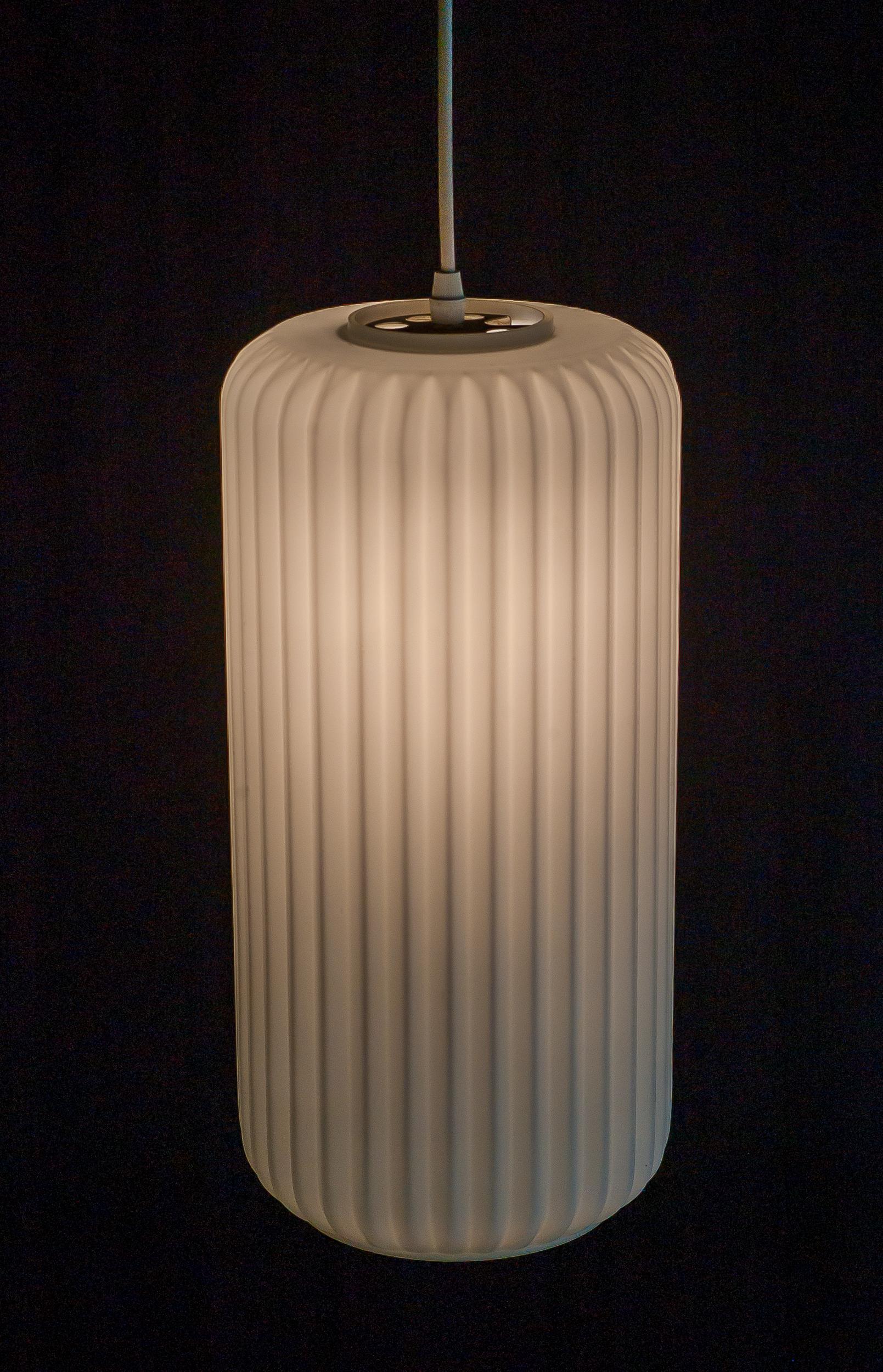 Mid-Century Modern Grandes suspensions architecturales italiennes en verre opalin - Attribuées à Arredoluce en vente