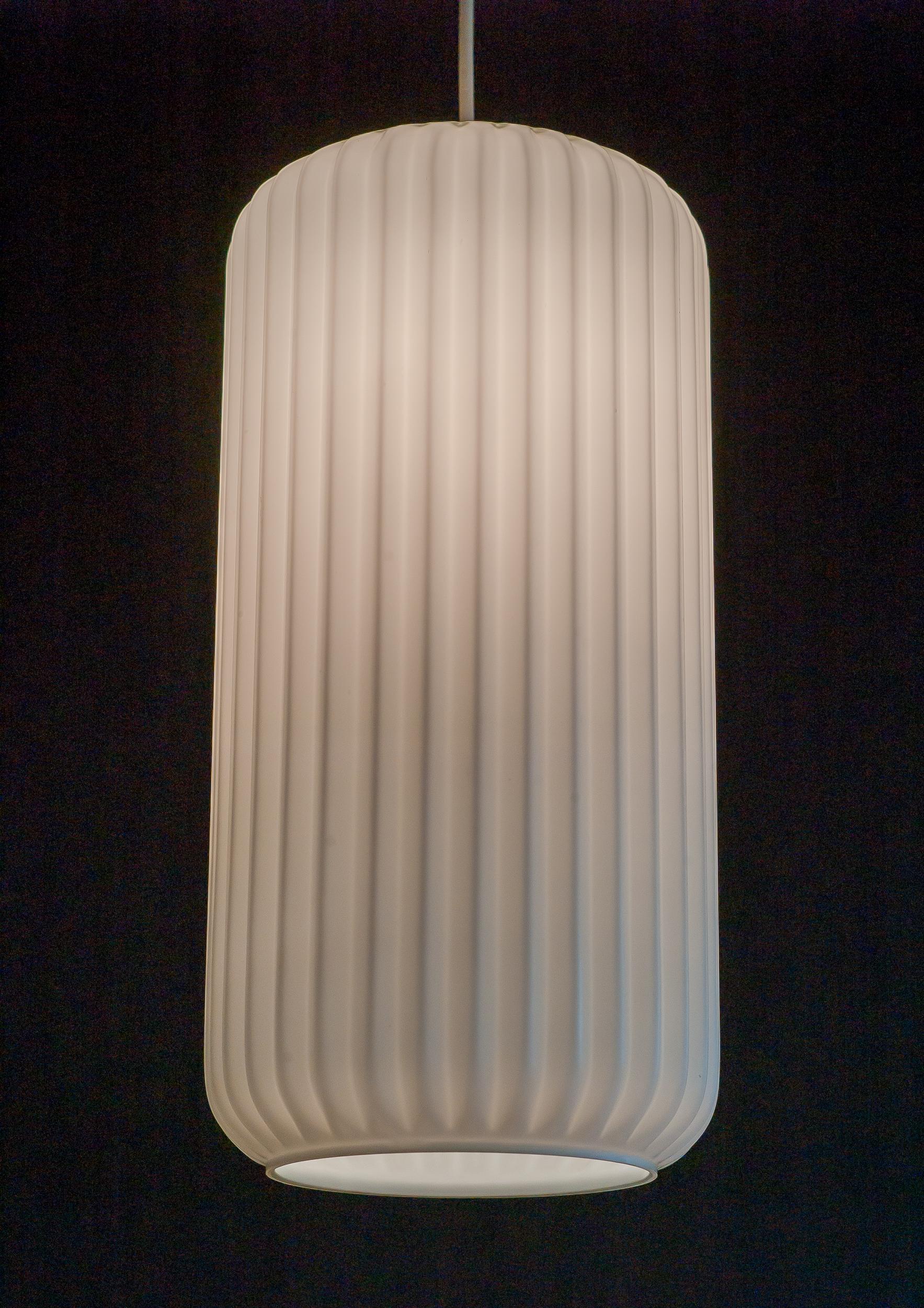 Grandes suspensions architecturales italiennes en verre opalin - Attribuées à Arredoluce en vente 1