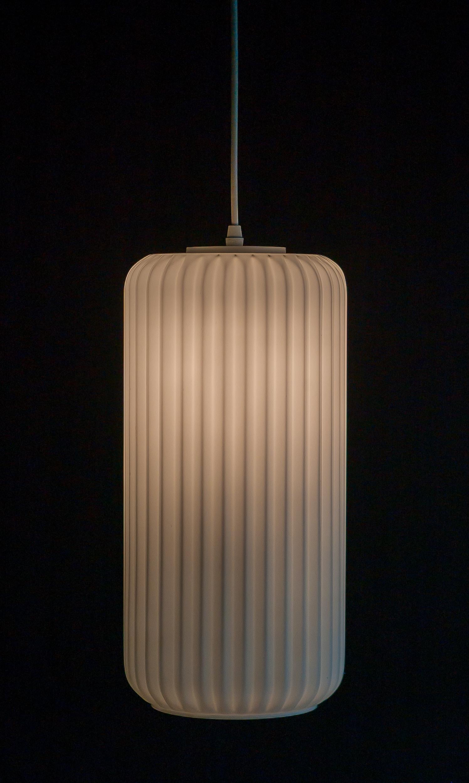 Grandes suspensions architecturales italiennes en verre opalin - Attribuées à Arredoluce en vente 2