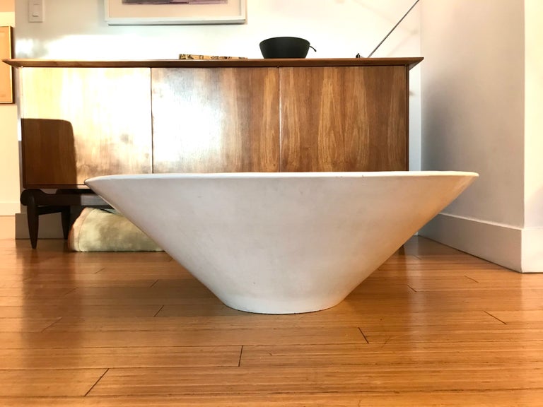 California design.
From a post + beam house Beverly Hills.
Rare custom scale.
White glaze with bisque bottom.
One water drain hole.
Small nicks one spot (please see pic)
Over-all great condition with a nice patina and wonderful crackling in