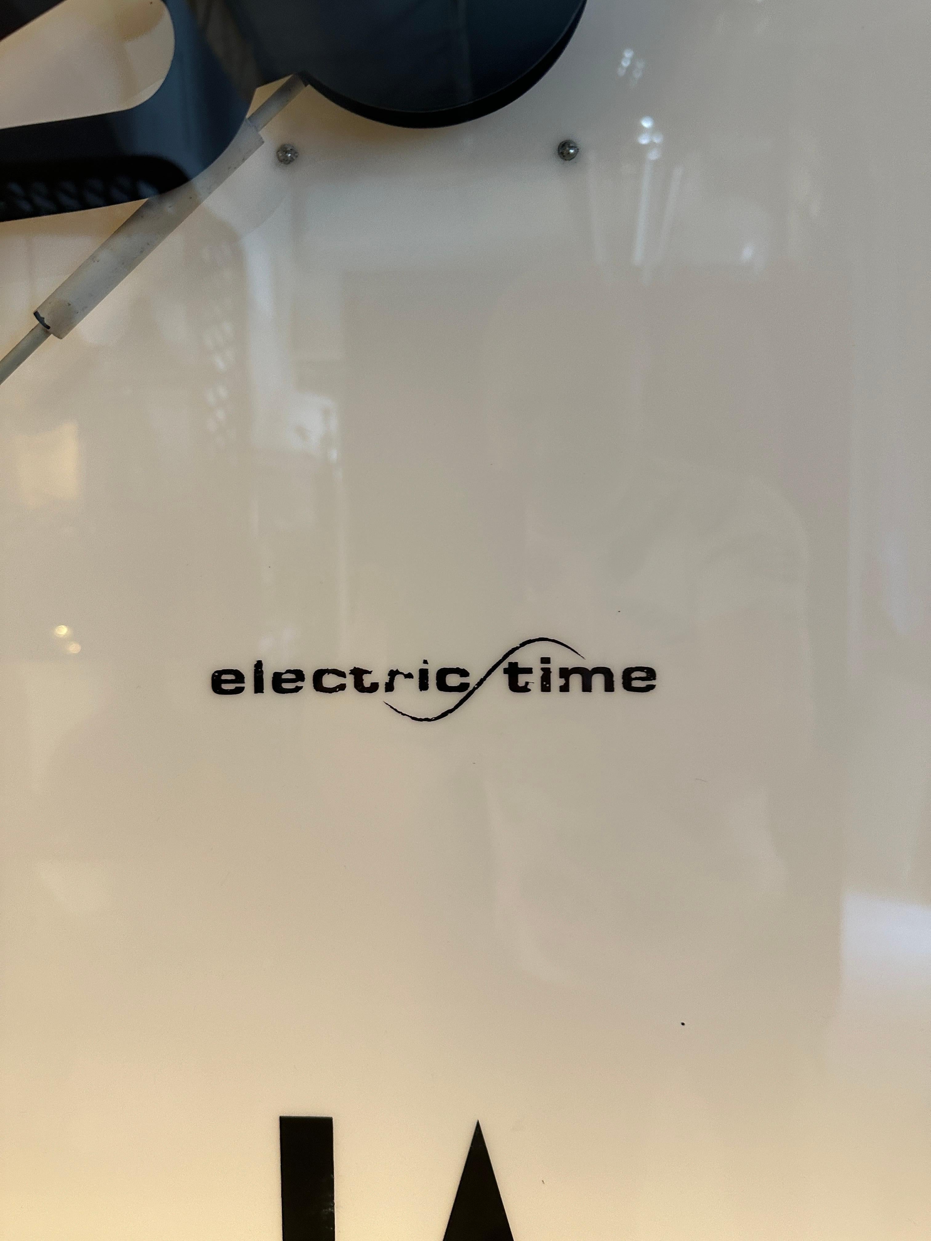 Quadrante e meccanismo di un orologio a torre di grandi dimensioni - probabilmente funzionante (non testato) con ore a numeri romani. Il supporto in lucite può essere illuminato - realizzato in metallo pesante, un grande pezzo.
