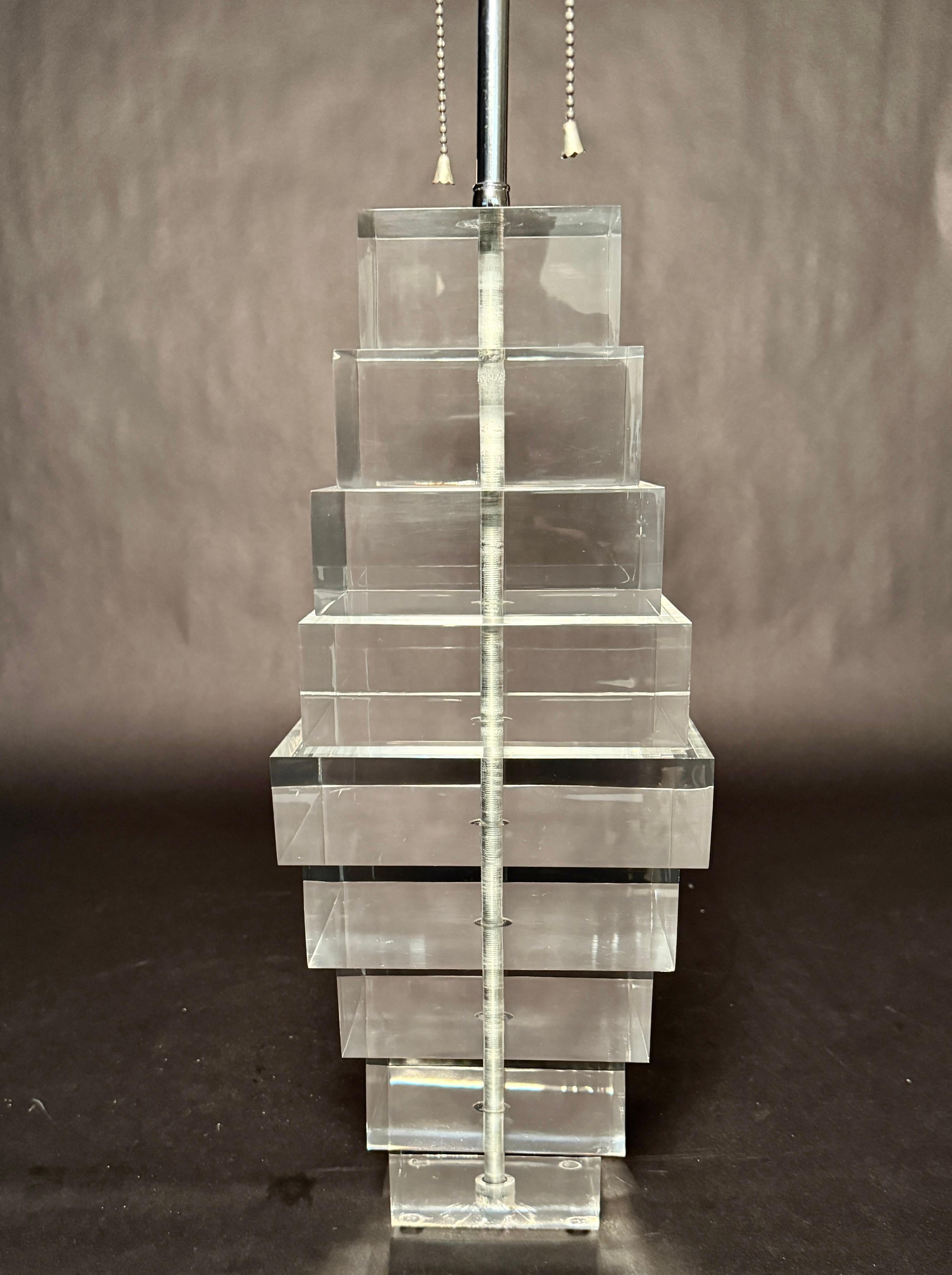 Gran lámpara de mesa arquitectónica de lucita apilada Moderno en venta