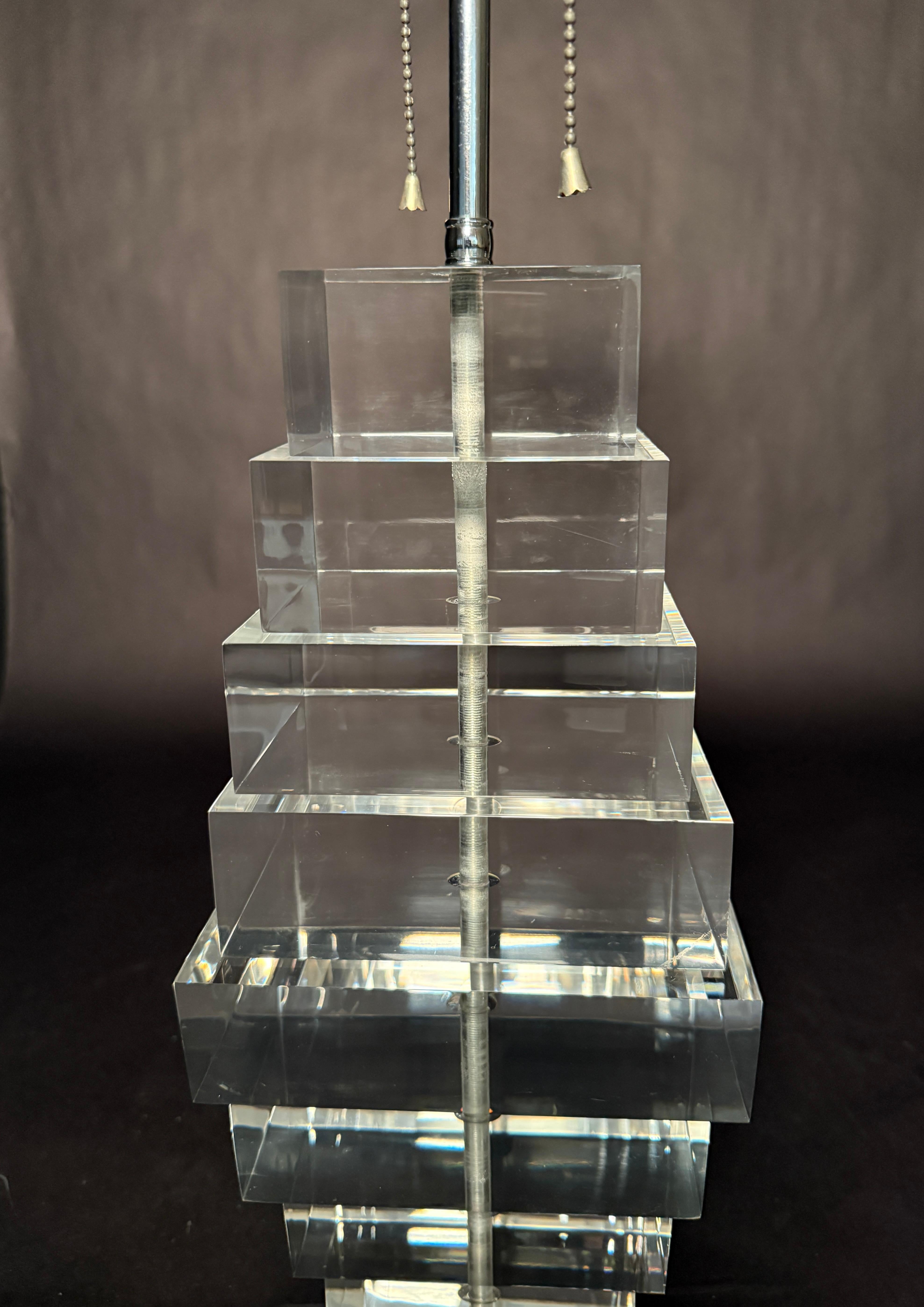 Gran lámpara de mesa arquitectónica de lucita apilada Estadounidense en venta