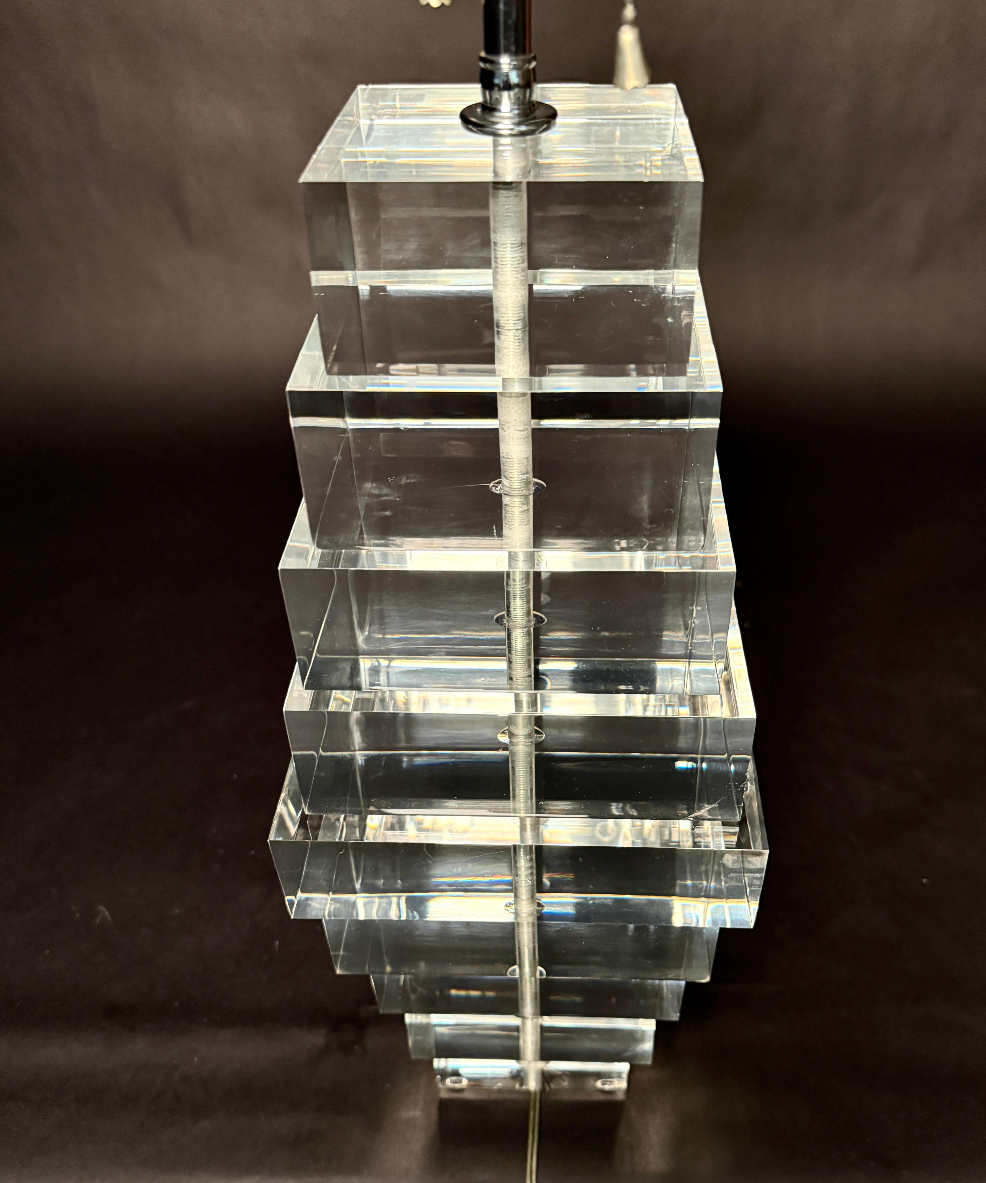 Gran lámpara de mesa arquitectónica de lucita apilada siglo XX en venta
