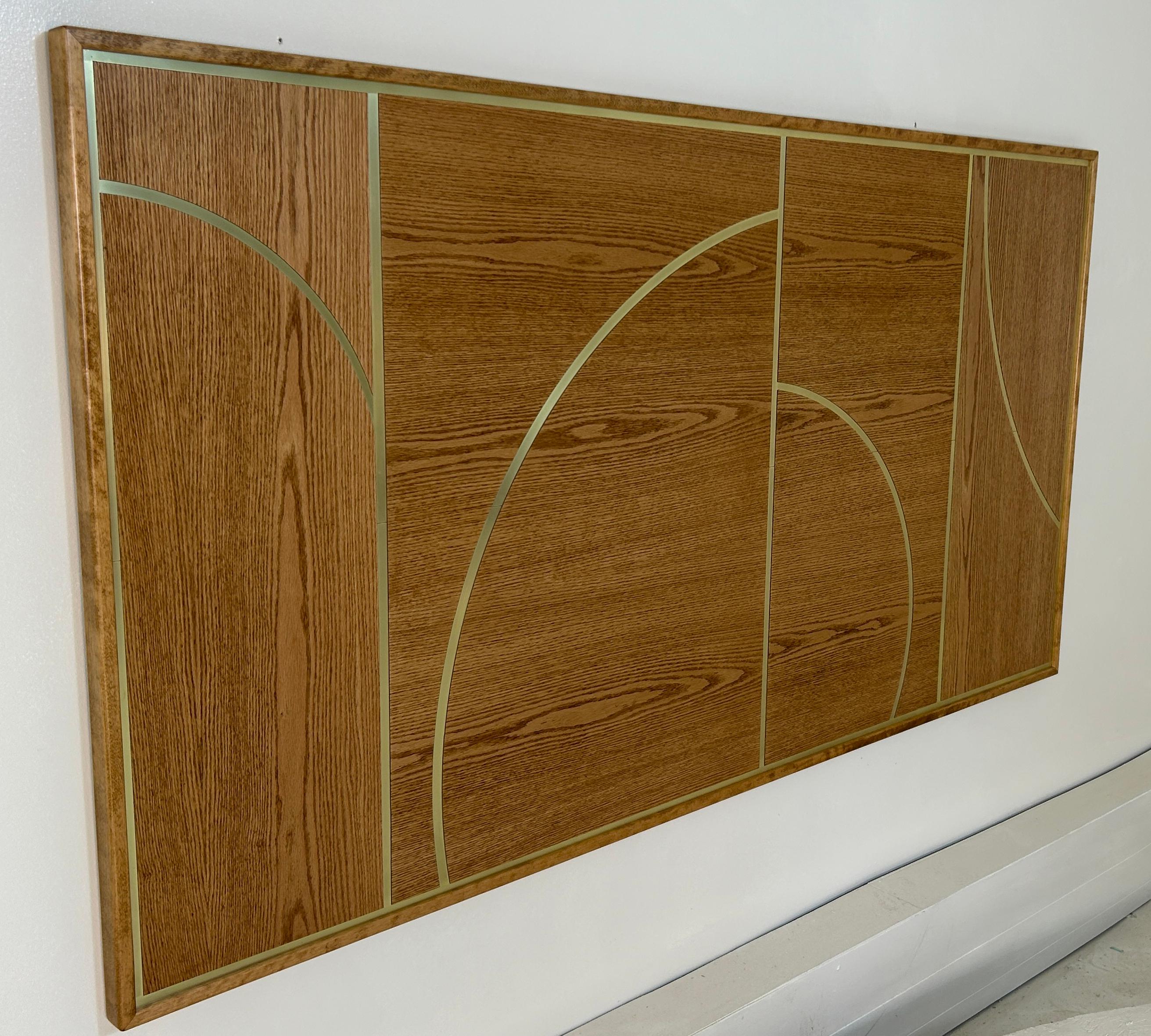 Panel mural arquitectónico grande  Roble moderno y latón Estadounidense en venta