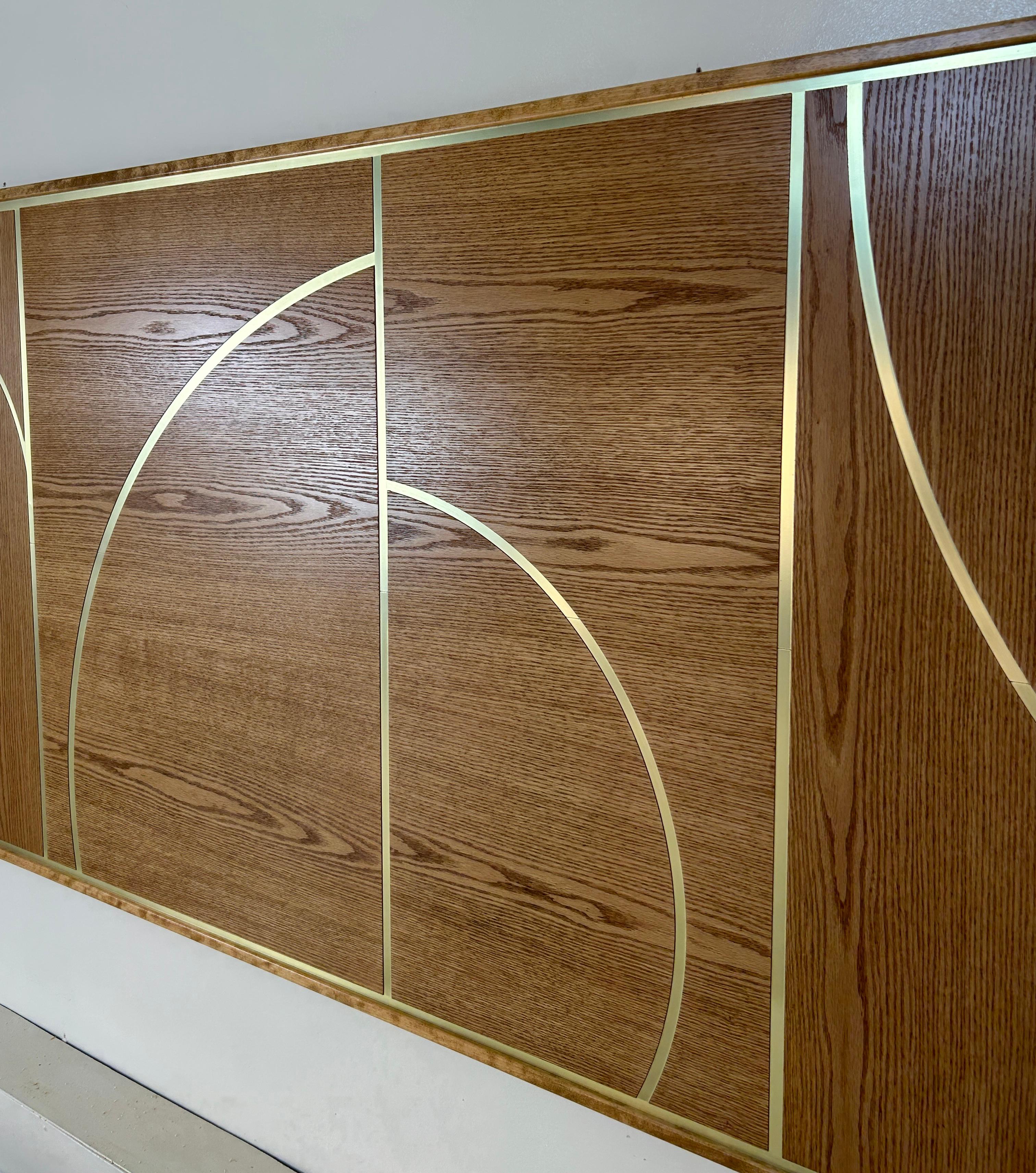 Panel mural arquitectónico grande  Roble moderno y latón en venta 2