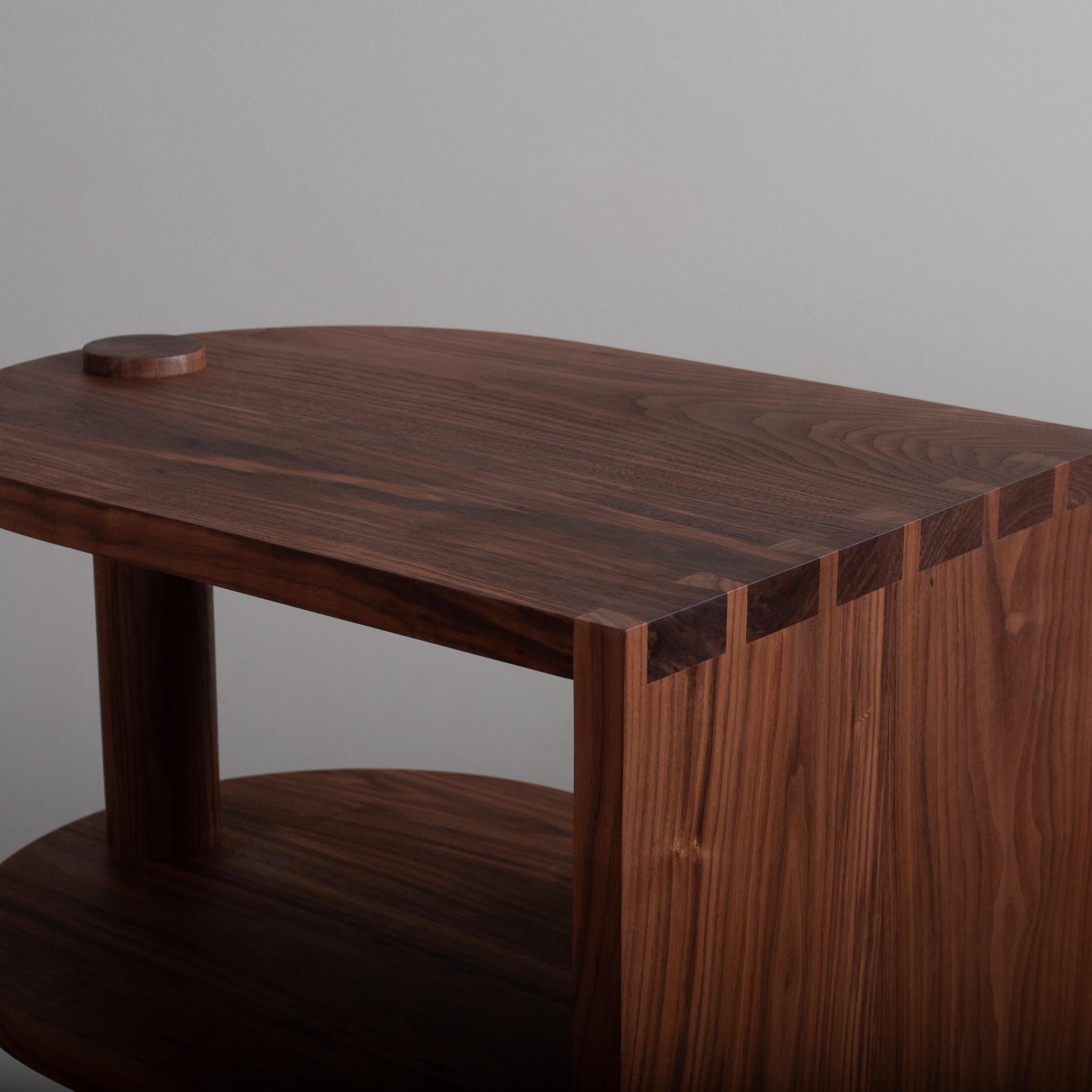 Großer architektonischer Nachttisch aus Nussbaumholz, handgefertigt (Walnuss) im Angebot