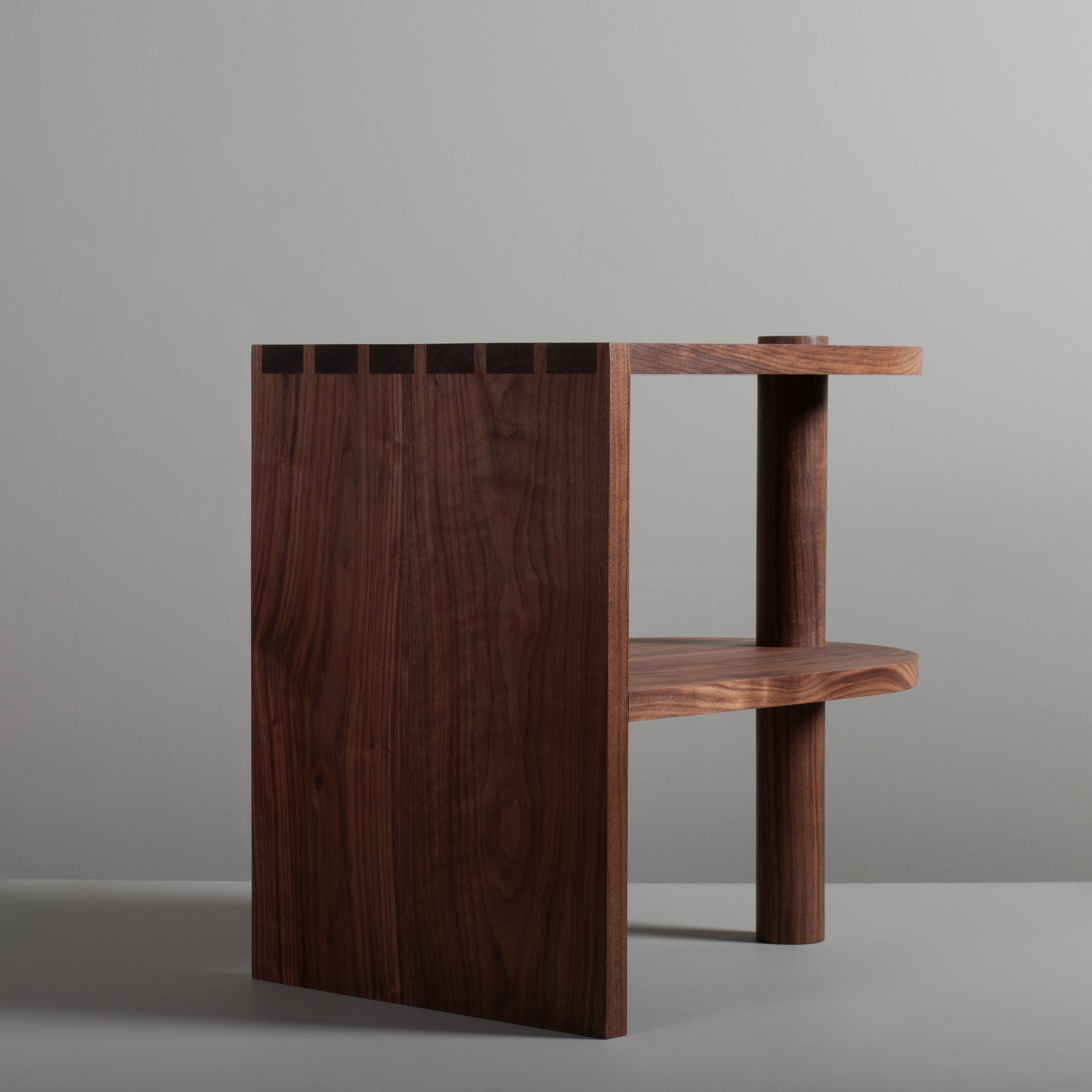 Grande table de nuit architecturale en noyer, Handcraft