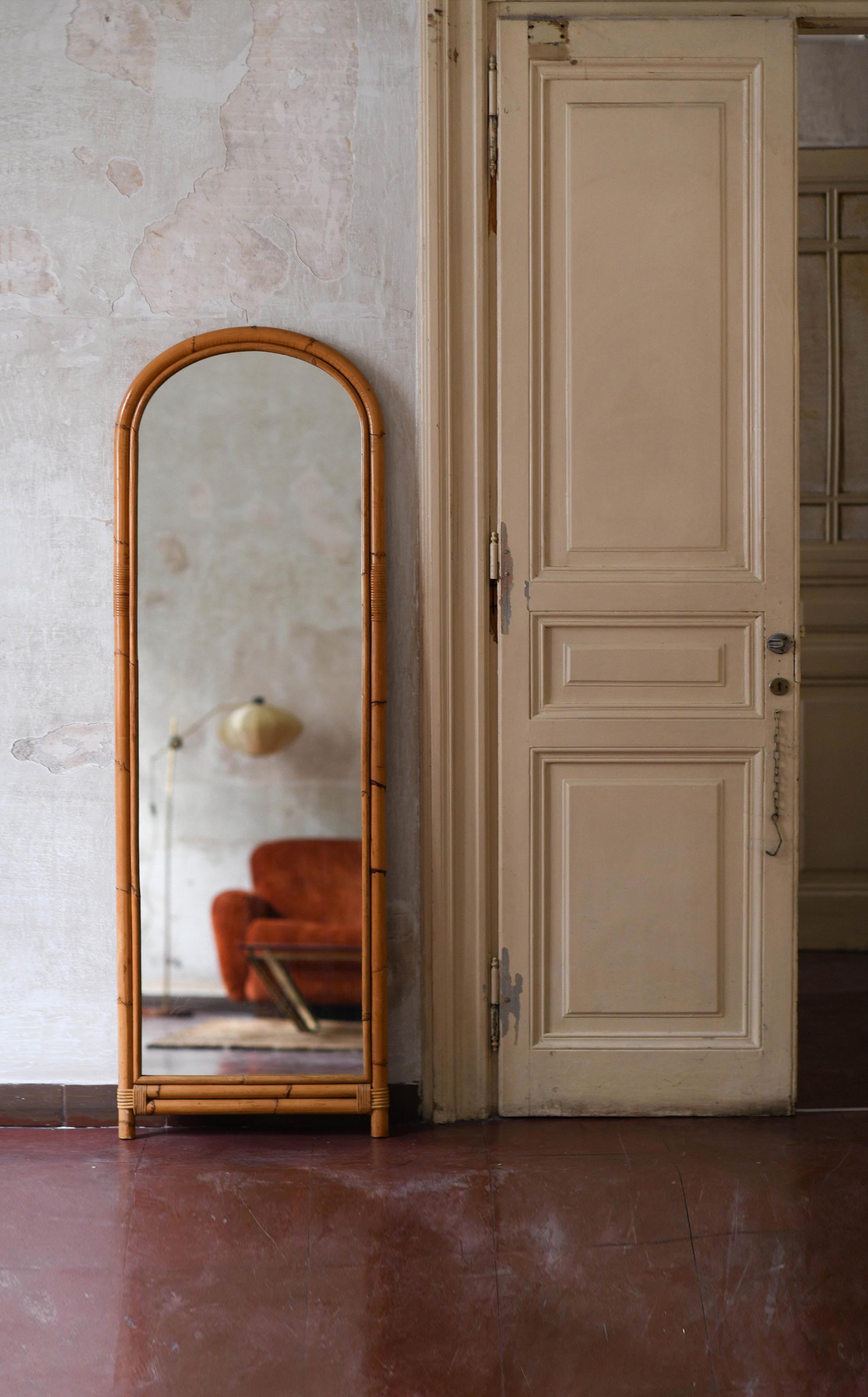Large “Arco” Floor Mirror In Rush, Italy 1980
Product details
Dimensions: 60 L x 180 H x 4 D cm