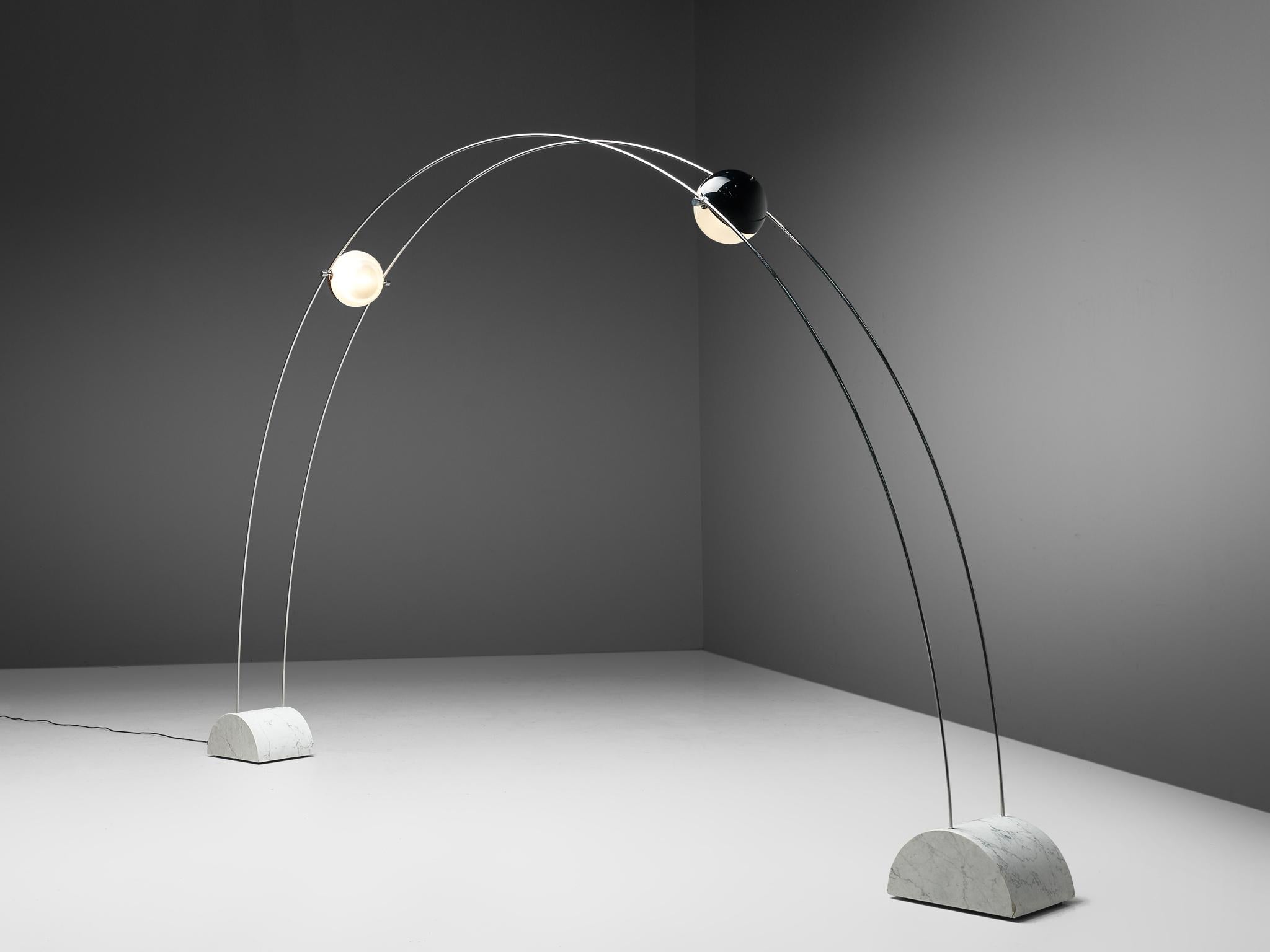 Large 'Ponte' floor lamp designed by Arditi group for Sormani, Italy, 1970s.

Lighting sculpture equipped with two adjustable lights connected on two steel tracks. This large arch shaped floor lamp supported by two rounded white marble bases. 

