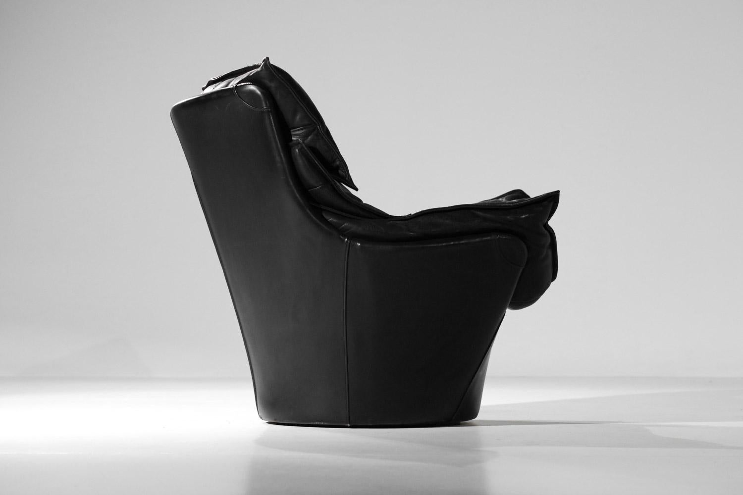 Großer Sessel und Fußstütze aus schwarzem Leder Bernard Massot, Bernard Massot, Jahre 70/80 10