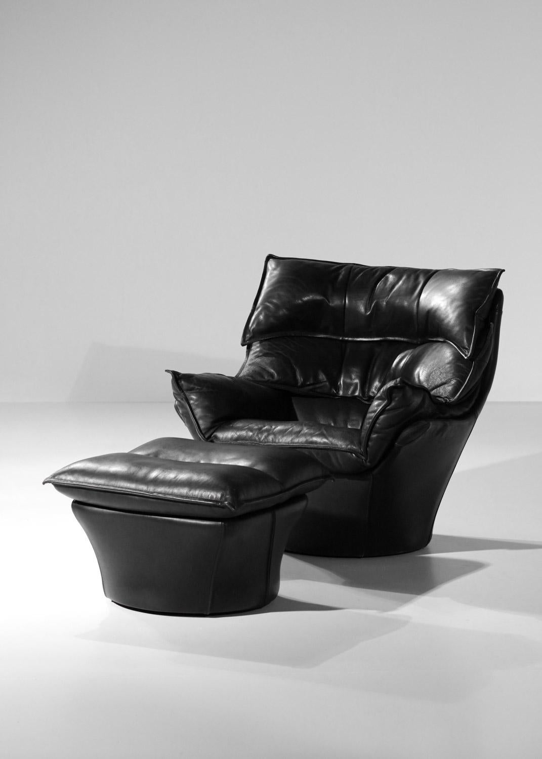 Imposanter Sessel aus den 80er Jahren von dem französischen Designer Bernard Massot. Struktur des Sitzes und der Ottomane vollständig mit schwarzem Leder bezogen, ebenso wie alle Kissen. Sehr schöner Vintage-Zustand des ganzen Sessels und der