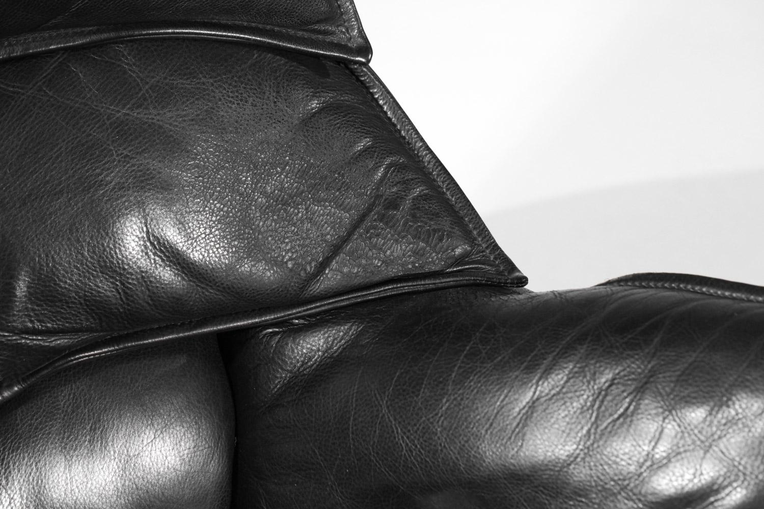 Großer Sessel und Fußstütze aus schwarzem Leder Bernard Massot, Bernard Massot, Jahre 70/80 (Postmoderne)