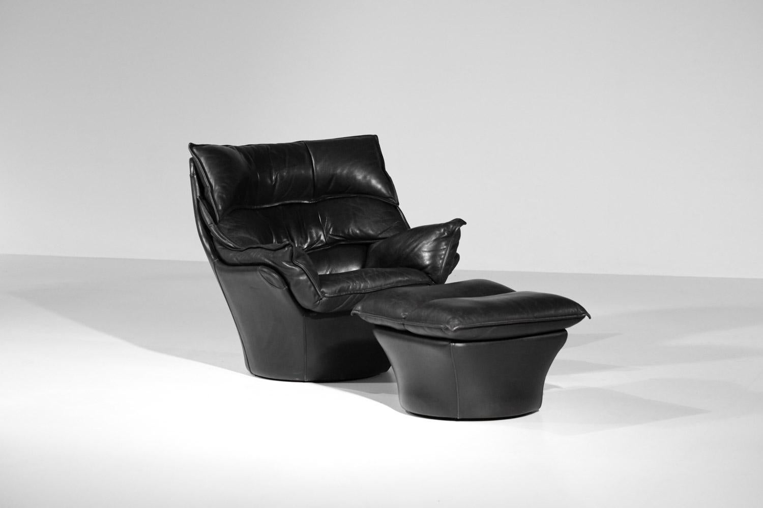 Großer Sessel und Fußstütze aus schwarzem Leder Bernard Massot, Bernard Massot, Jahre 70/80 (Französisch)