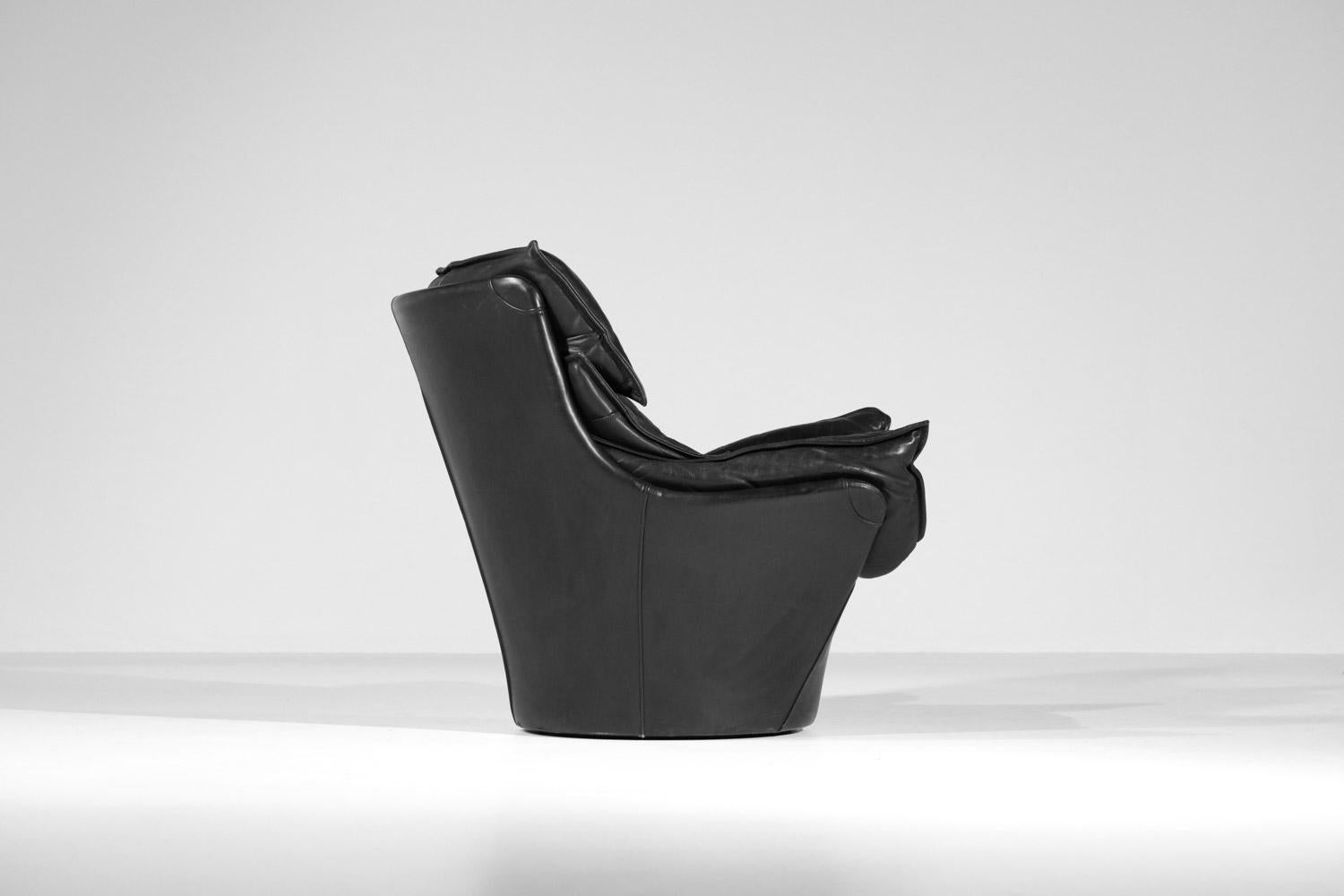 Großer Sessel und Fußstütze aus schwarzem Leder Bernard Massot, Bernard Massot, Jahre 70/80 im Zustand „Gut“ in Lyon, FR