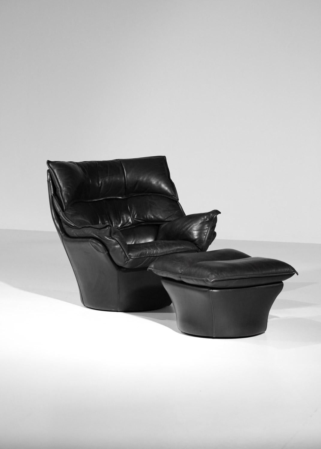 Großer Sessel und Fußstütze aus schwarzem Leder Bernard Massot, Bernard Massot, Jahre 70/80 (Ende des 20. Jahrhunderts)