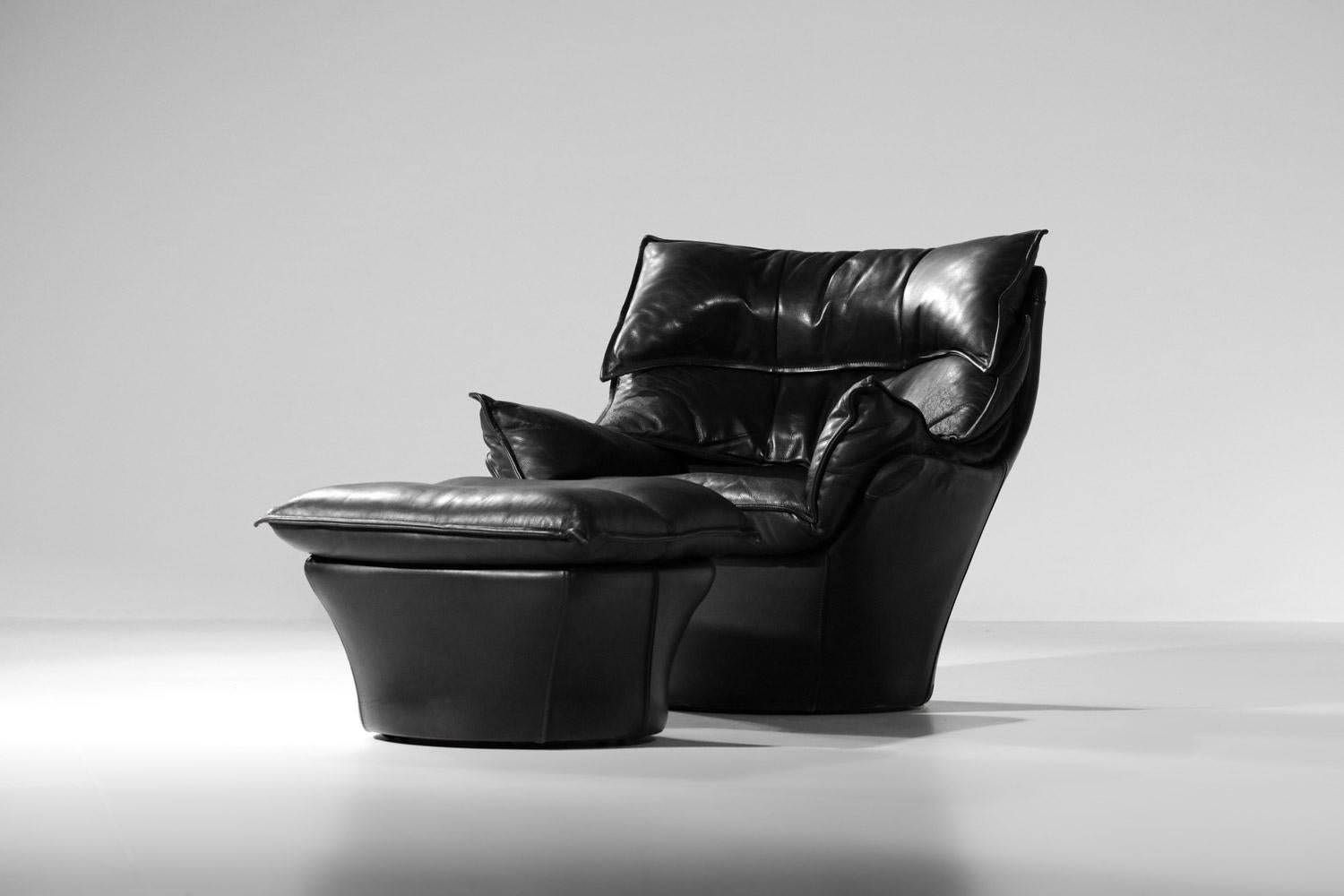 Großer Sessel und Fußstütze aus schwarzem Leder Bernard Massot, Bernard Massot, Jahre 70/80 1