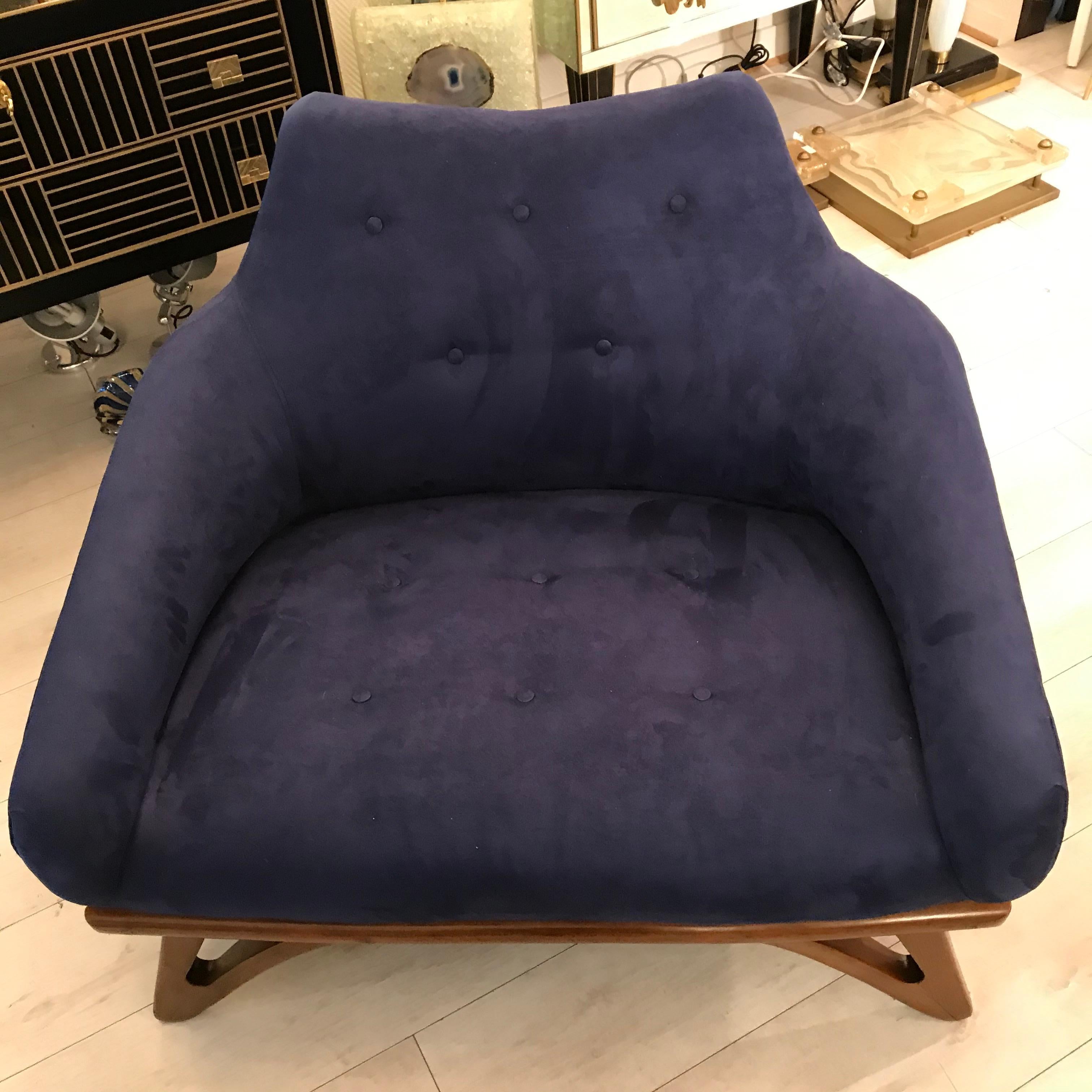 Awarded to Frank Lloyd Wright 
Large armchair 
circa1975
L 100 X H 80 X 75 P
Teak and alkantara navy blue 
Refurbished per upholsterer
Perfect condition 
Usa
1900 Euros.