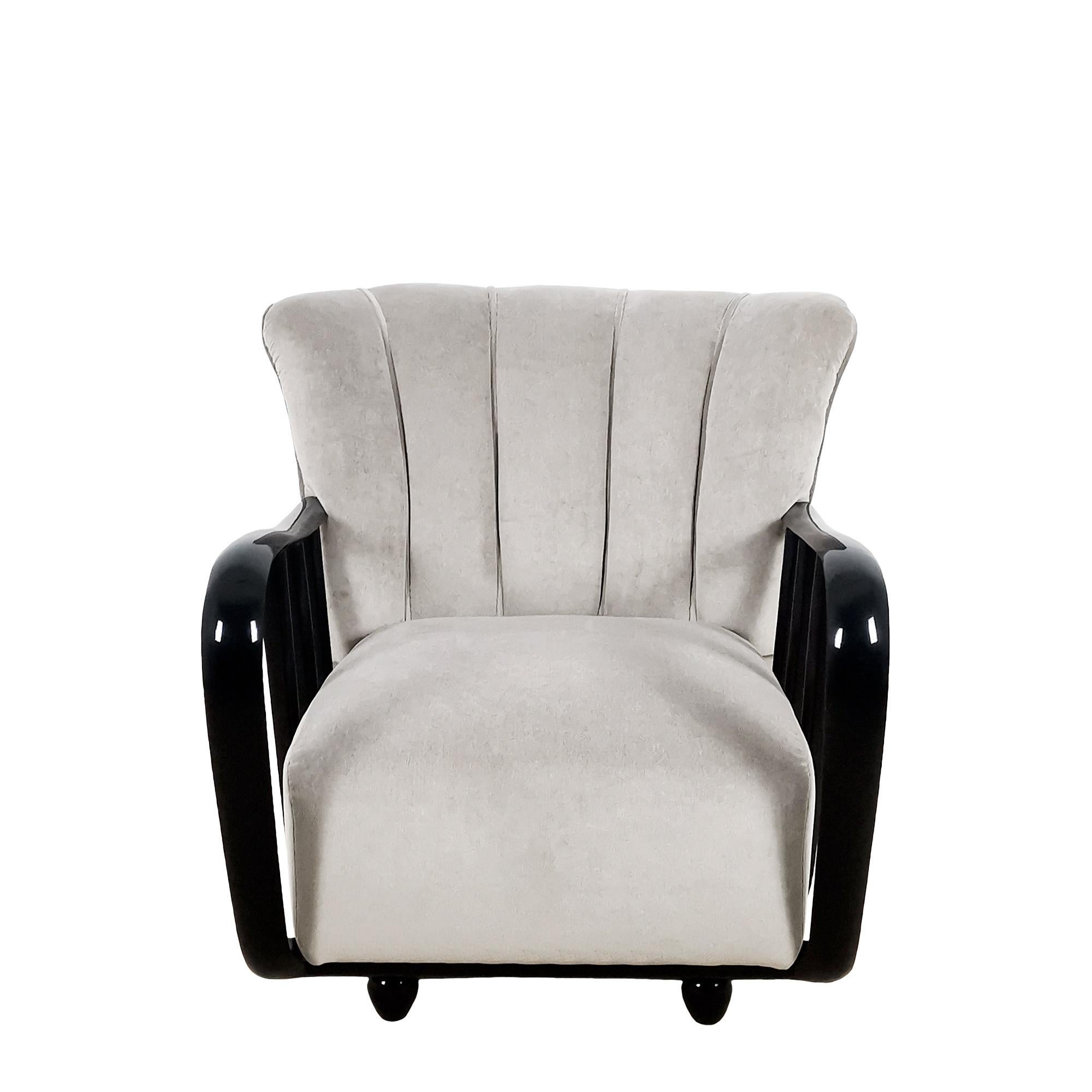Großer Sessel mit Holzgestell, vollständig restauriert, neu gepolstert mit perlgrauem Baumwollsamtstoff. Armlehnen und Füße aus gebeiztem und lackiertem massivem Kirschbaumholz.

Design: Paolo Buffa.

Italien um 1935.