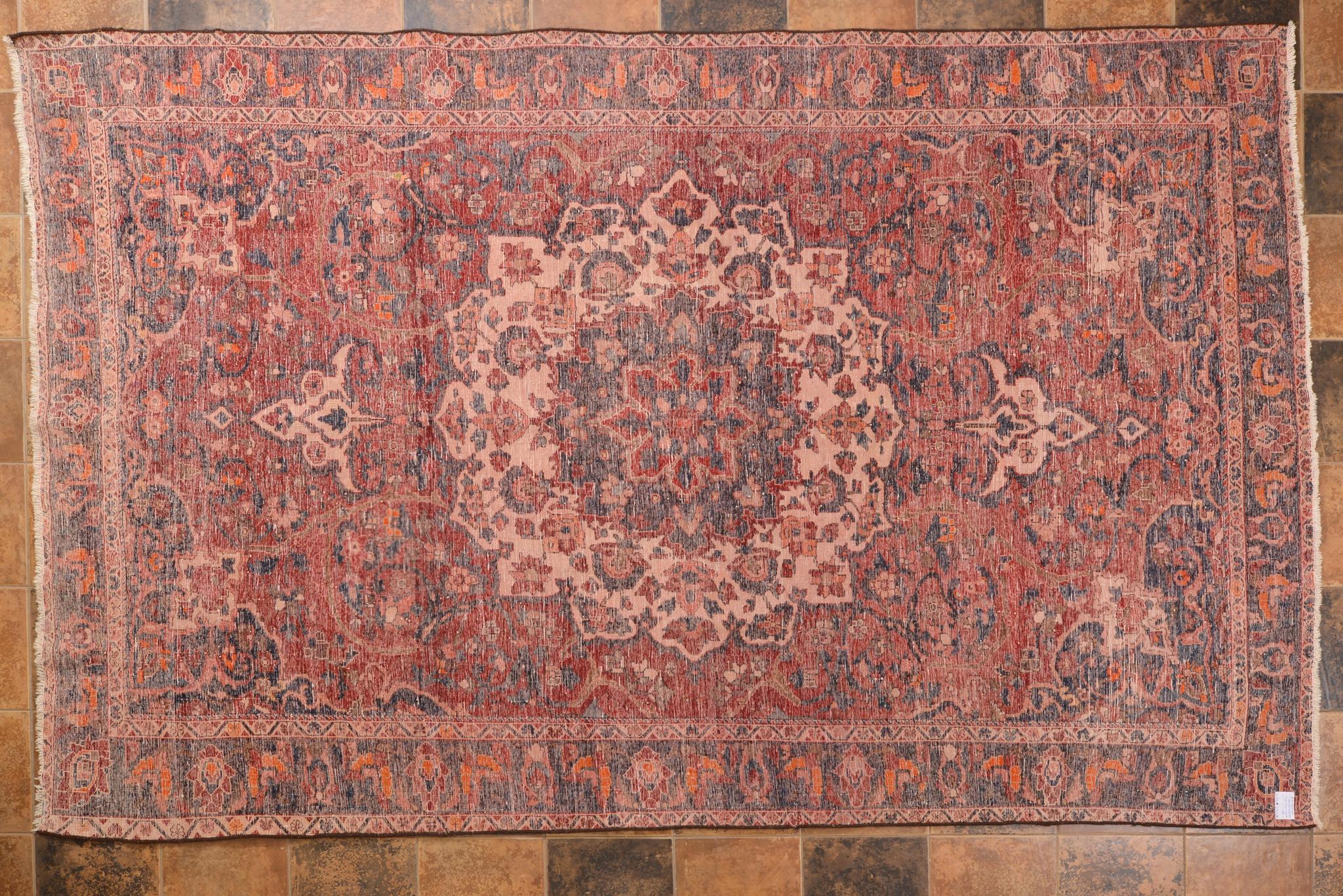 One of the most classical oriental carpets with floral design and central medallion: in the purest oriental tradition.
I would also set in a very modern environment, by contrast to the clean lines.
Interesting price for closing activities.
nr. 601.