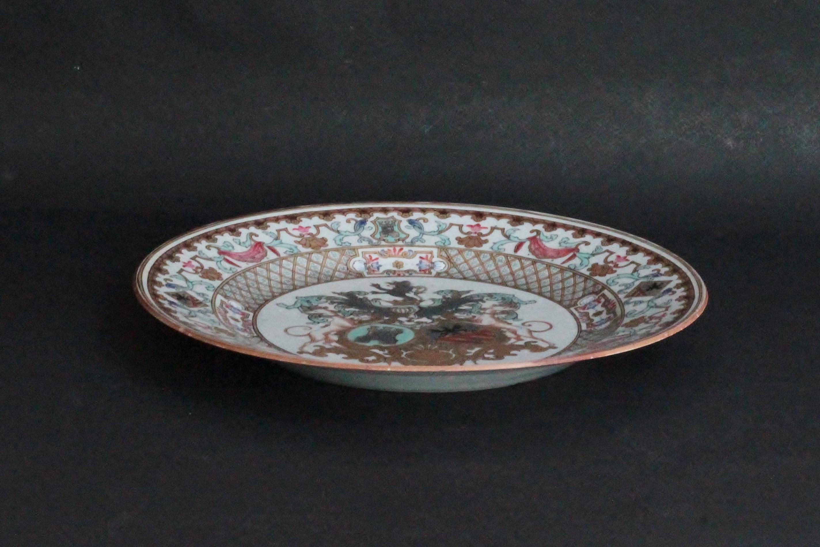 Large Armorial Plate in China Porcelain, Yongzheng Period, circa 1730 In Excellent Condition In Paris, FR