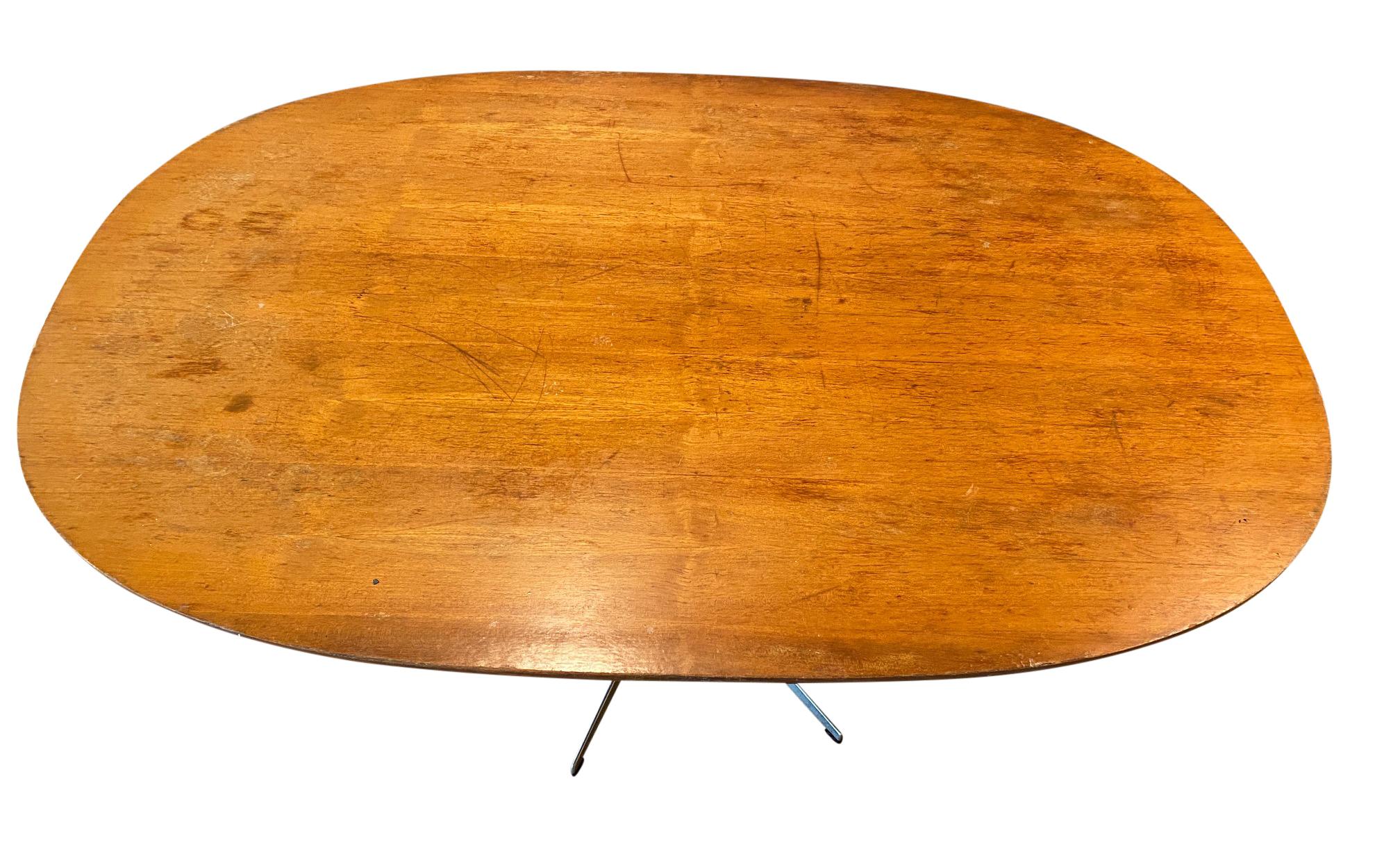 Grande table de salle à manger Arne Jacobsen & Piet Hein. Le bois présente des éraflures et des écaillures, qui ajoutent à son agréable patine. Convient à 6 chaises de salle à manger.