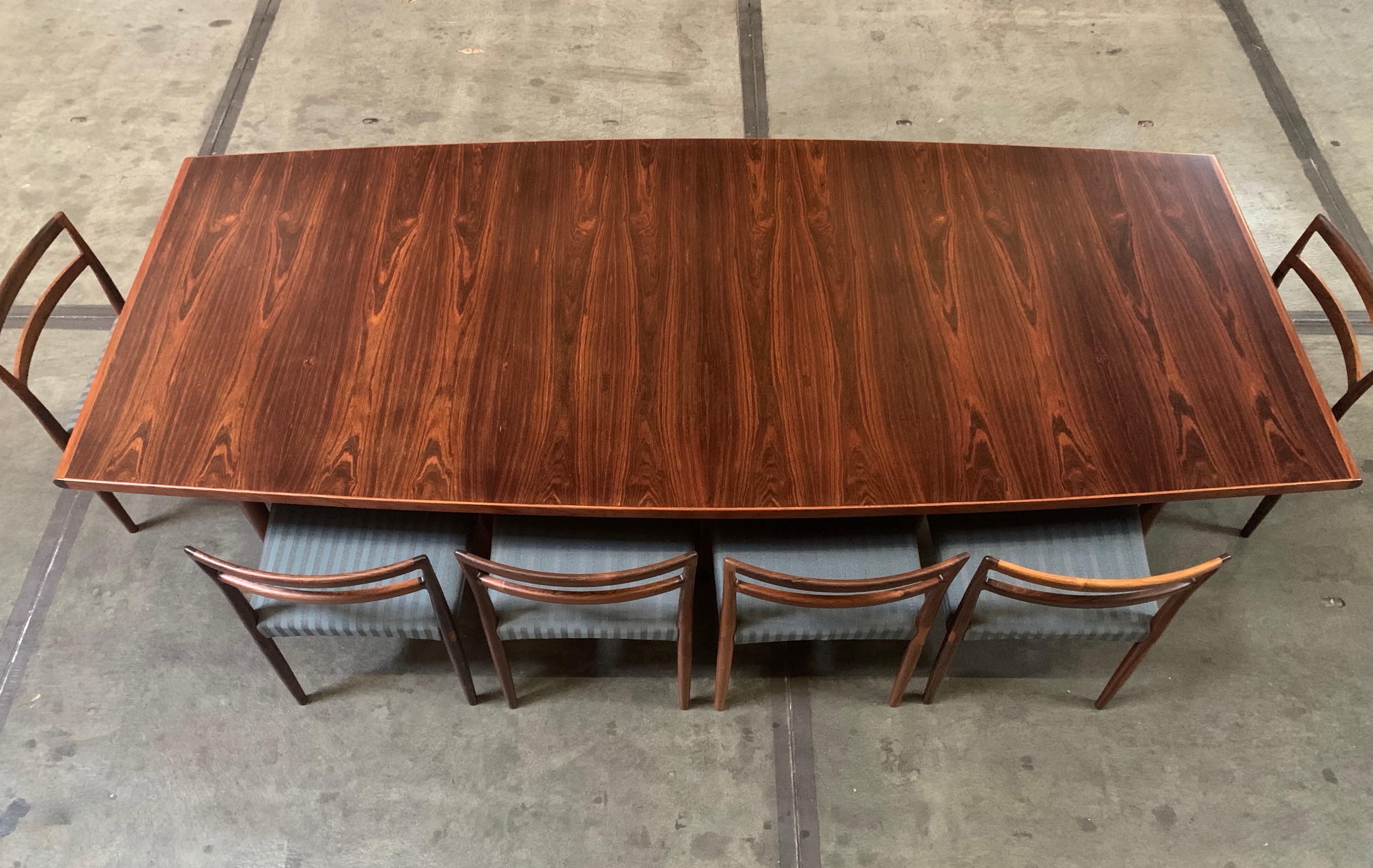 Large high end quality Rosewood dining table by Arne Vodder, executed in the 1960s by Danish furniture makers Sibast Møbler from the finest Brazilian Rosewood.
The table is executed with solid wood along the edges and comes with two additional