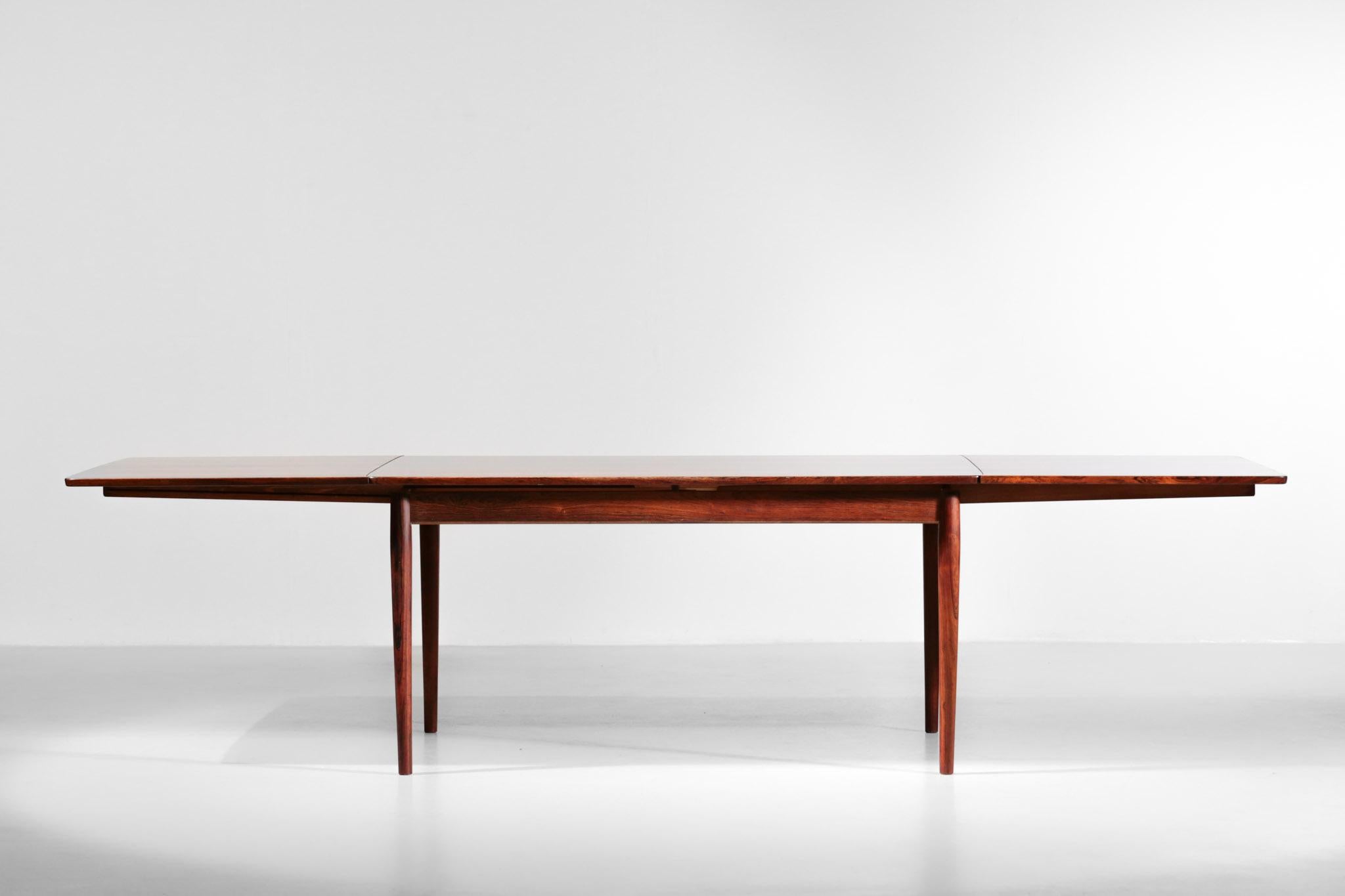 Grande table de salle à manger scandinave des années 60 conçue par le designer danois Arne Vodder pour Sibast. Structure en bois massif et placage, avec un beau veinage flammé. La table dispose de 2 rallonges à l'extrémité pour doubler la surface du