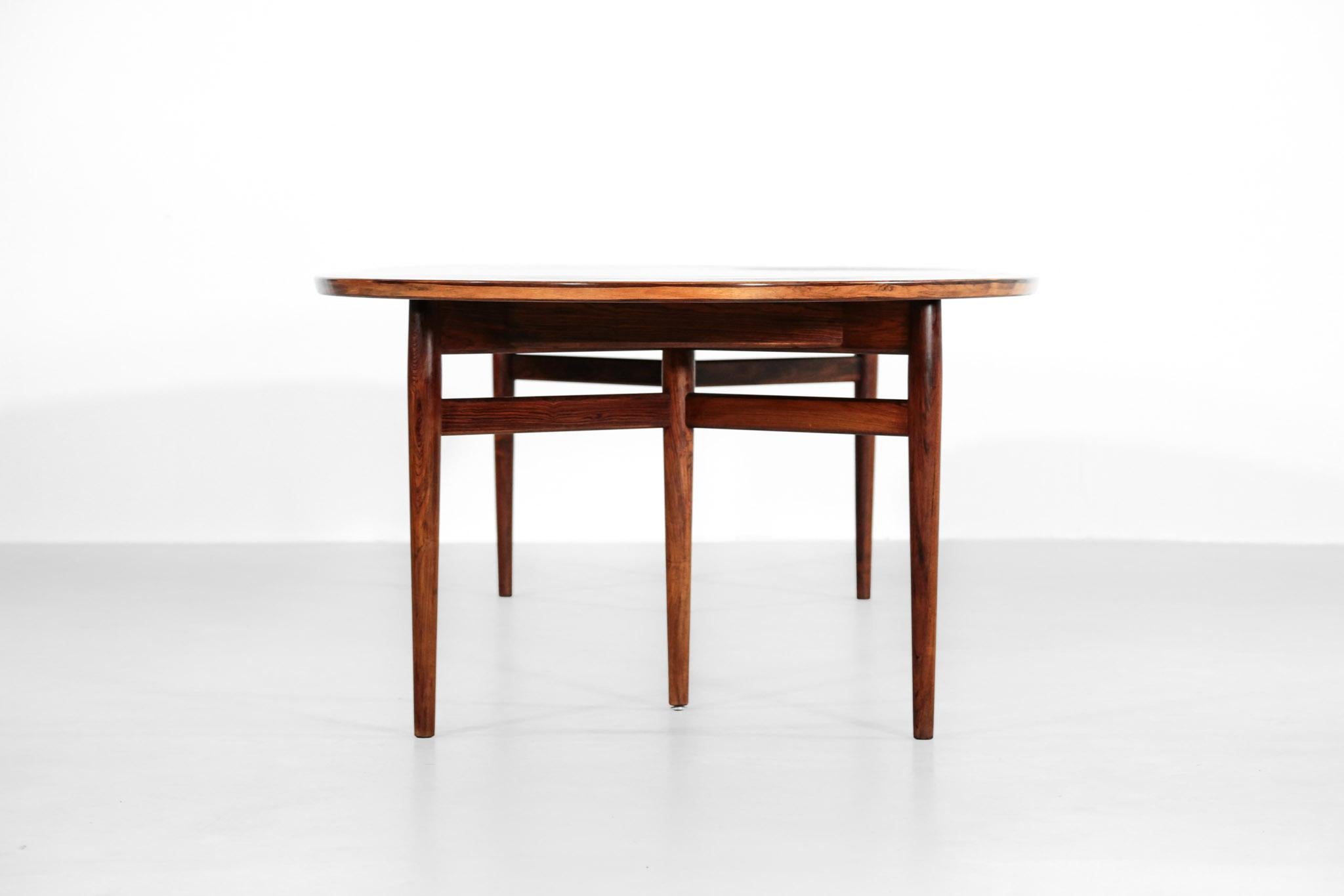 Rare Scandinavian dining table designed by Arne Vodder for Sibast.
Massive rosewood leg with exceptional wood grain. 
Two extensions (50 cm each), wide from 2 m to 3 m.