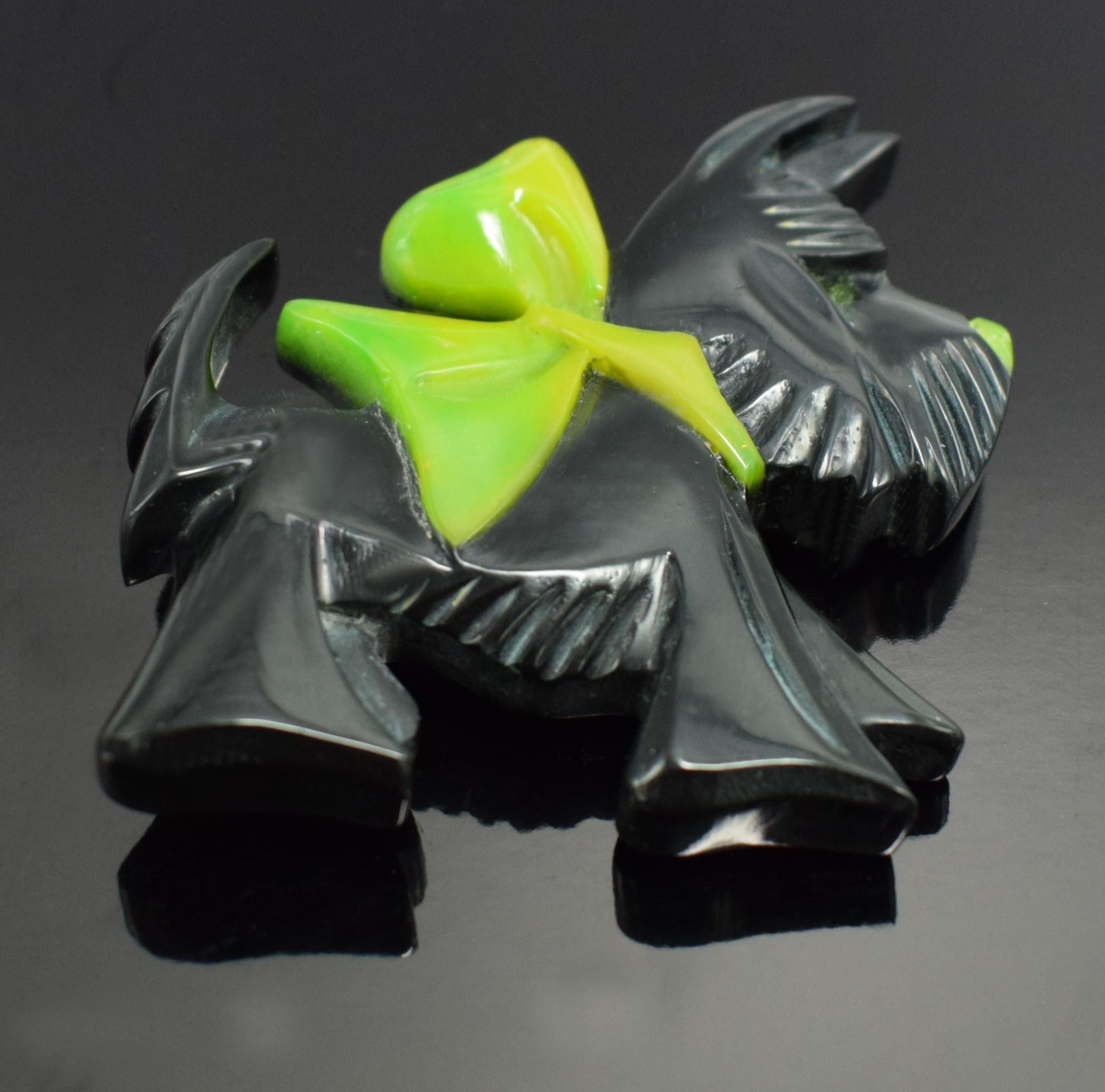 What a wonderful find, superb and totally authentic 1930's Art Deco novelty brooch featuring the iconic black scottie dog.  Beautifully detailed carving with jet back body and green catalin bakelite bow and nose and eye. Roll over chrome pin to the