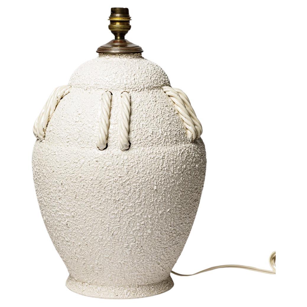 Große weiße Art-Déco-Tischlampe aus Keramik im Stil von Jean Besnard aus dem 20. Jahrhundert, 1940