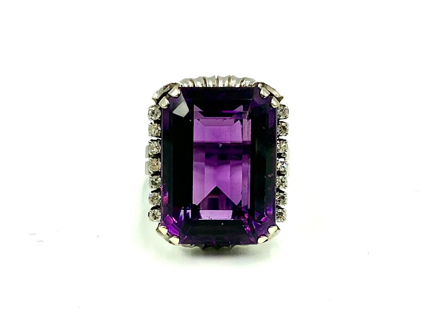 Large Art Deco 22.5 Carat Amethyst, Diamond 18K White Gold Cocktail Ring For Sale 1