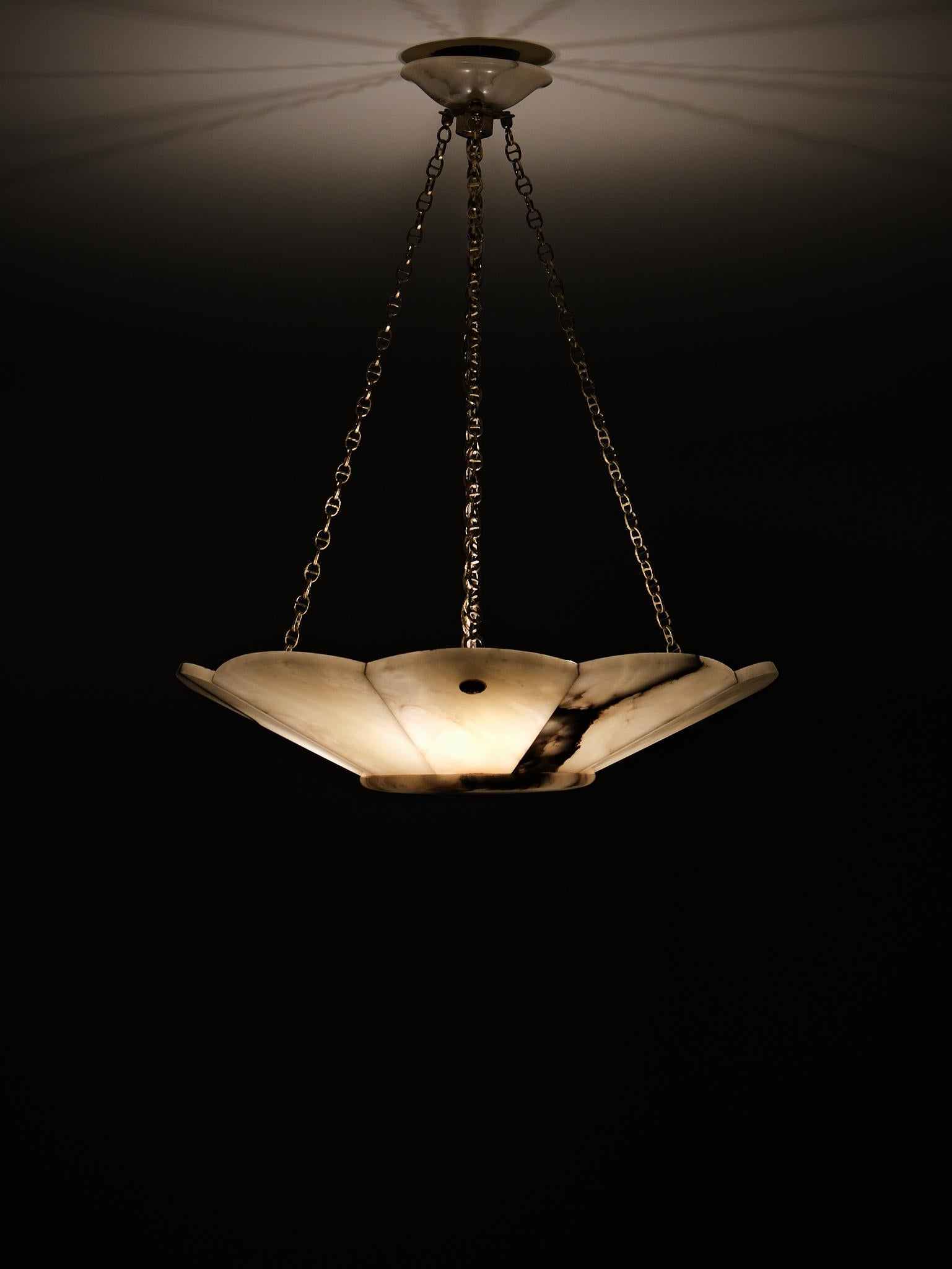 Große Art-déco-Deckenleuchte aus Alabaster von unbekanntem Designer, 1920er Jahre im Zustand „Gut“ im Angebot in Eskilstuna, SE