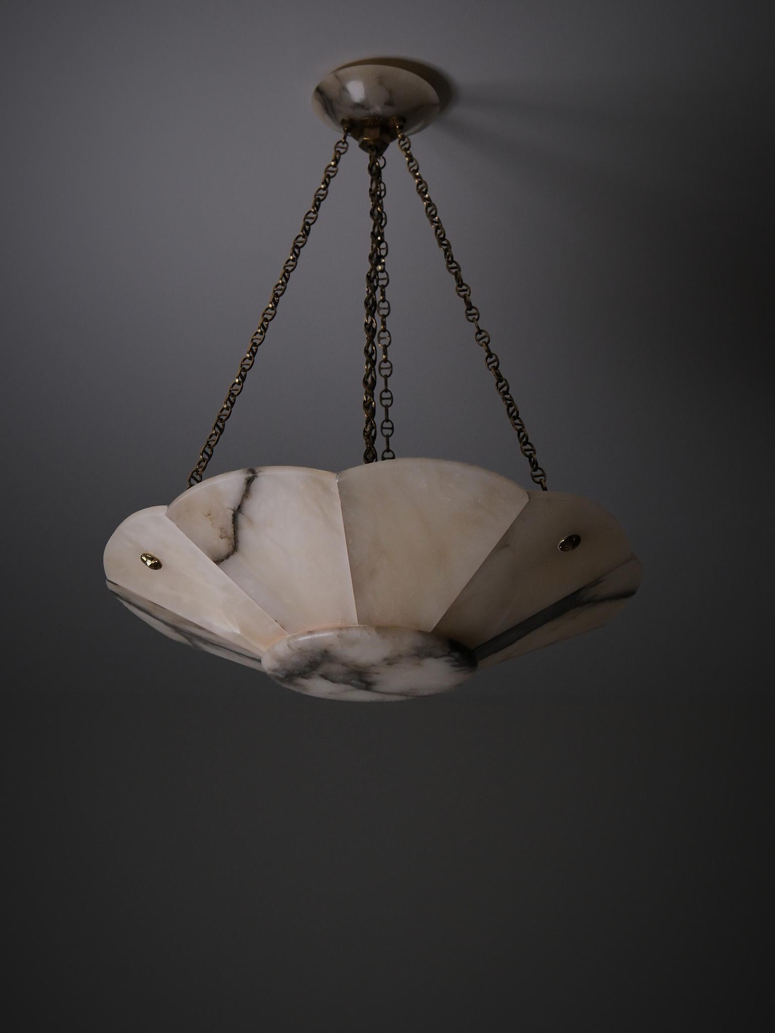 Große Art-déco-Deckenleuchte aus Alabaster von unbekanntem Designer, 1920er Jahre (Messing) im Angebot