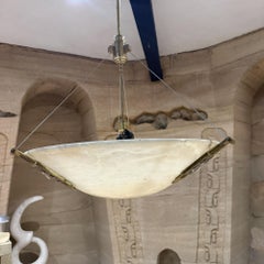 Großer Art-déco-Kronleuchter mit Alabasterkuppel und Glasfiguren