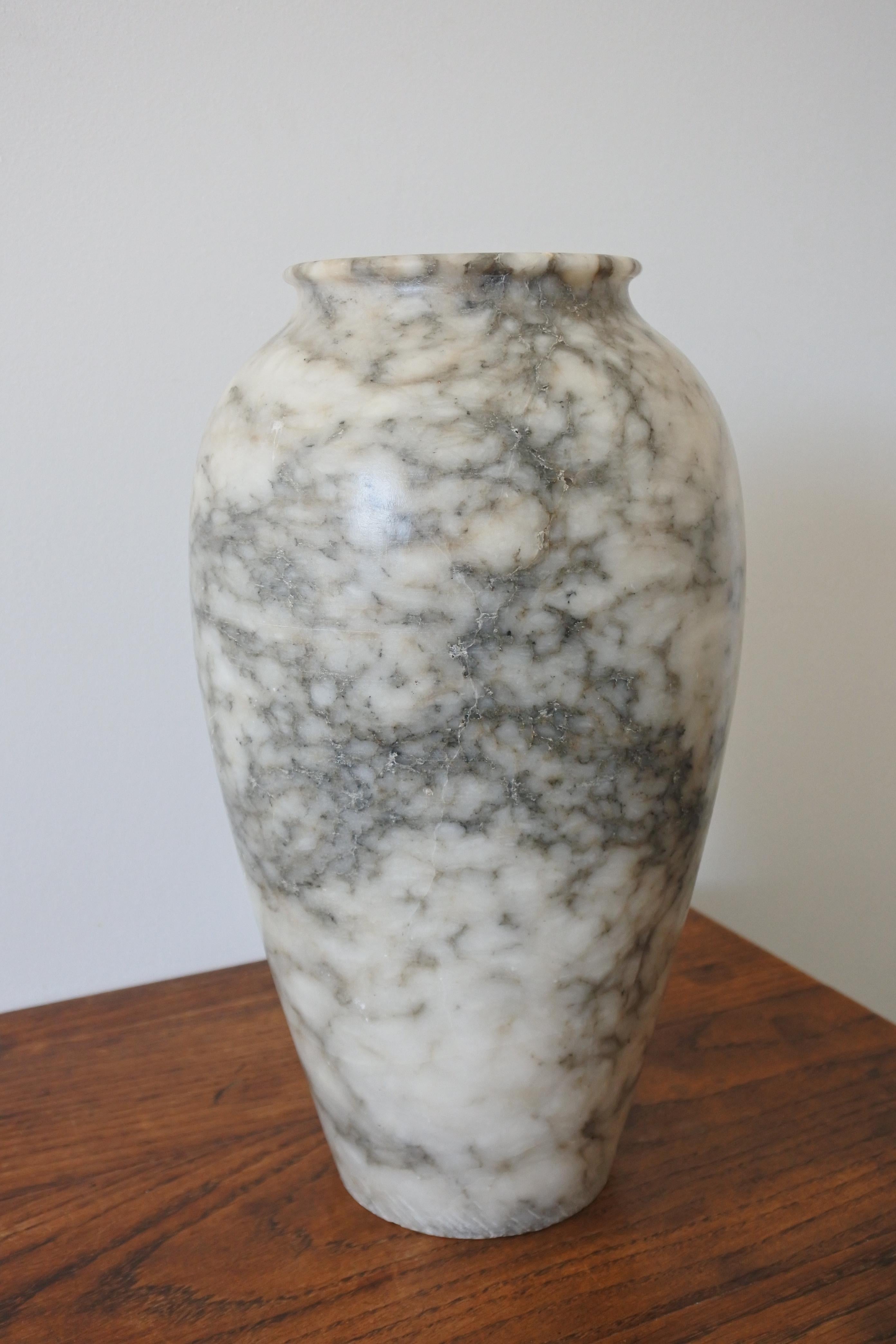 Large Art Deco vase in finely sculpted alabaster
Made in France in the 1930s.