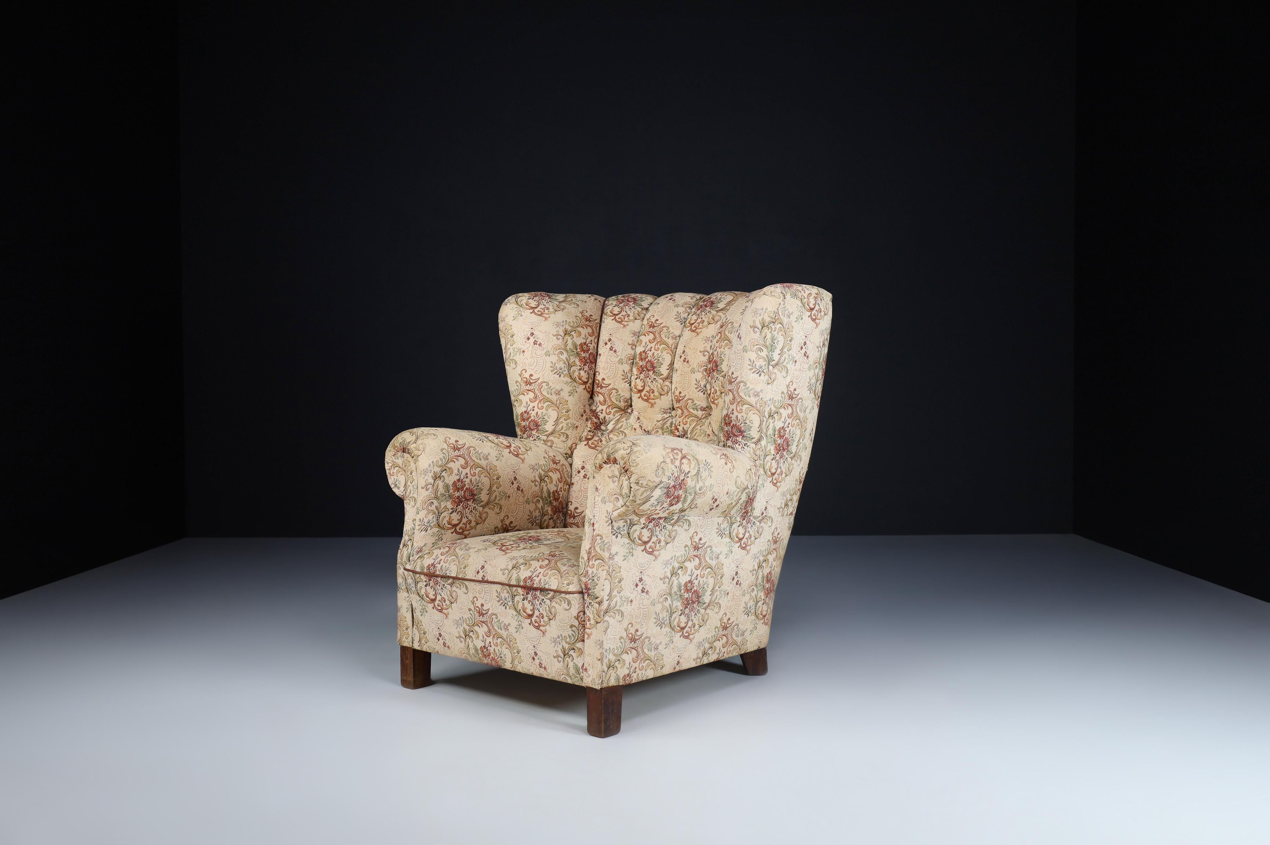 
Large Art Deco armchair in original floral fabric Prague 1930s.

Particular large armchair in original floral made in Prague and production of the 1930s in Art Deco style. Thanks to its elegant armrests and seating, the large armchair gets a