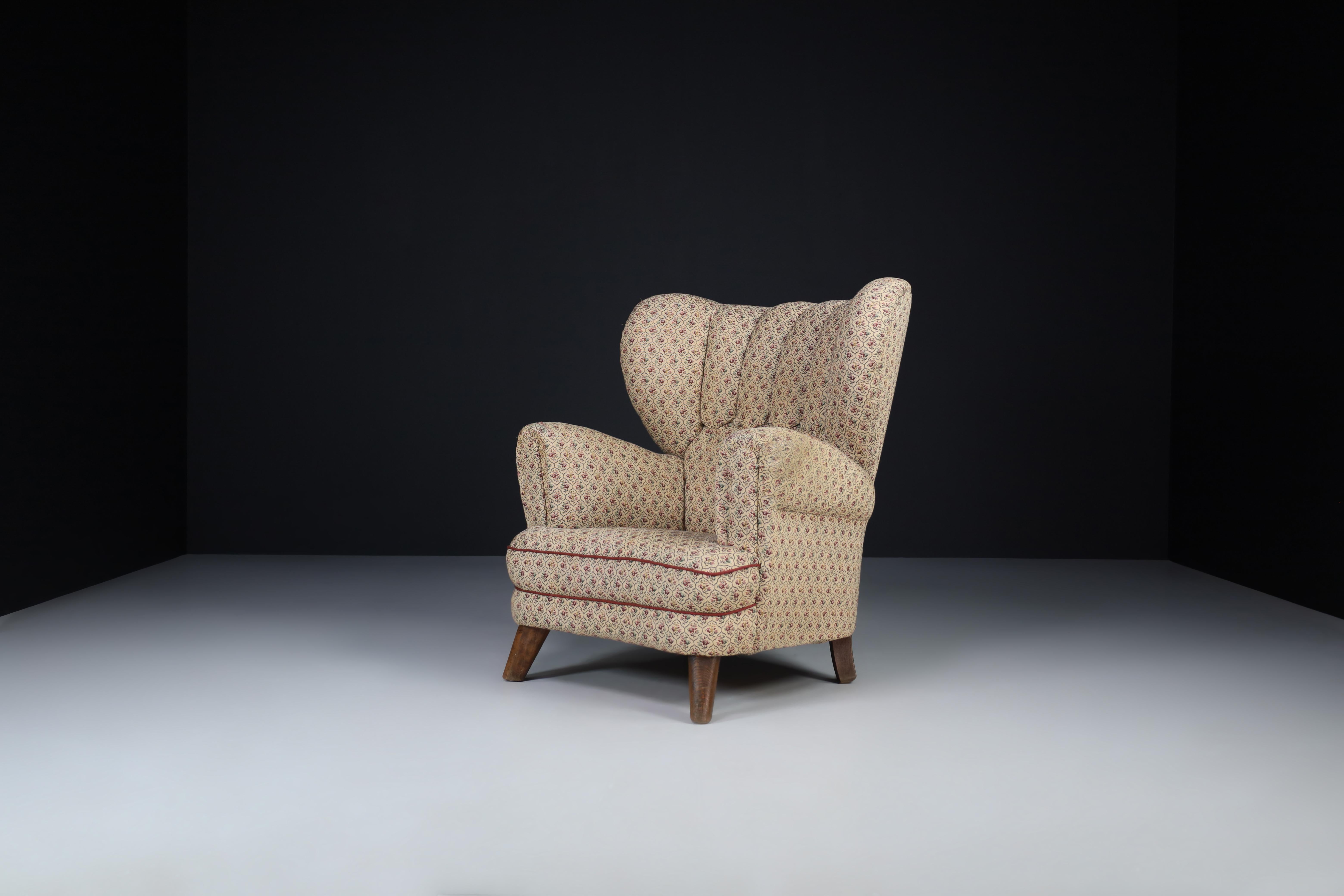 Grande chaise Art Déco Wingback en tissu Floral original Prague 1930s.

Particulièrement grand fauteuil à fleurs d'origine fabriqué à Prague et production des années 30 dans le style Art Déco. Grâce à ses accoudoirs et à son assise élégante, le