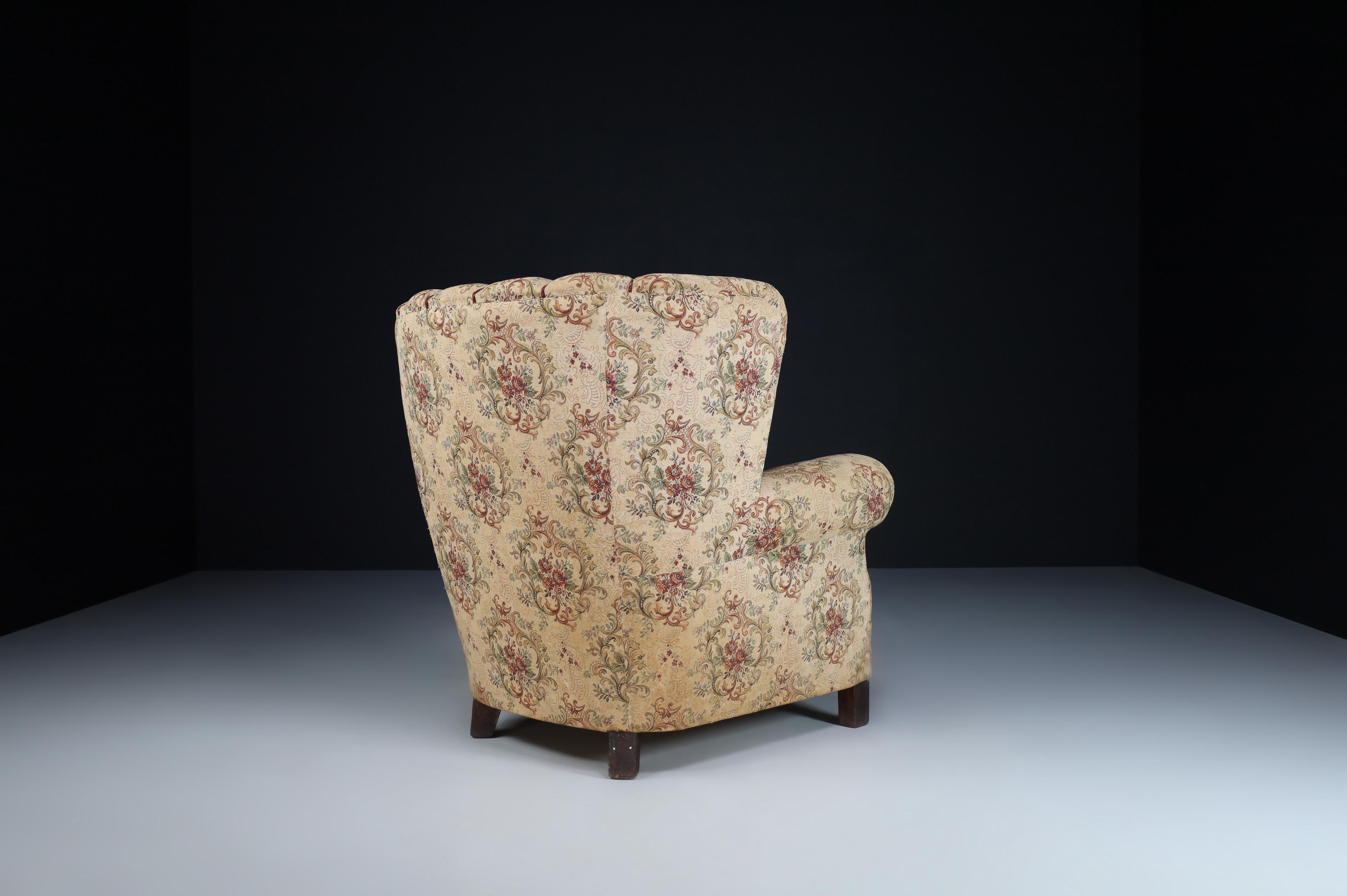 Large Art Deco Armchair in Original Floral Fabric Prague, 1930s In Good Condition For Sale In Almelo, NL