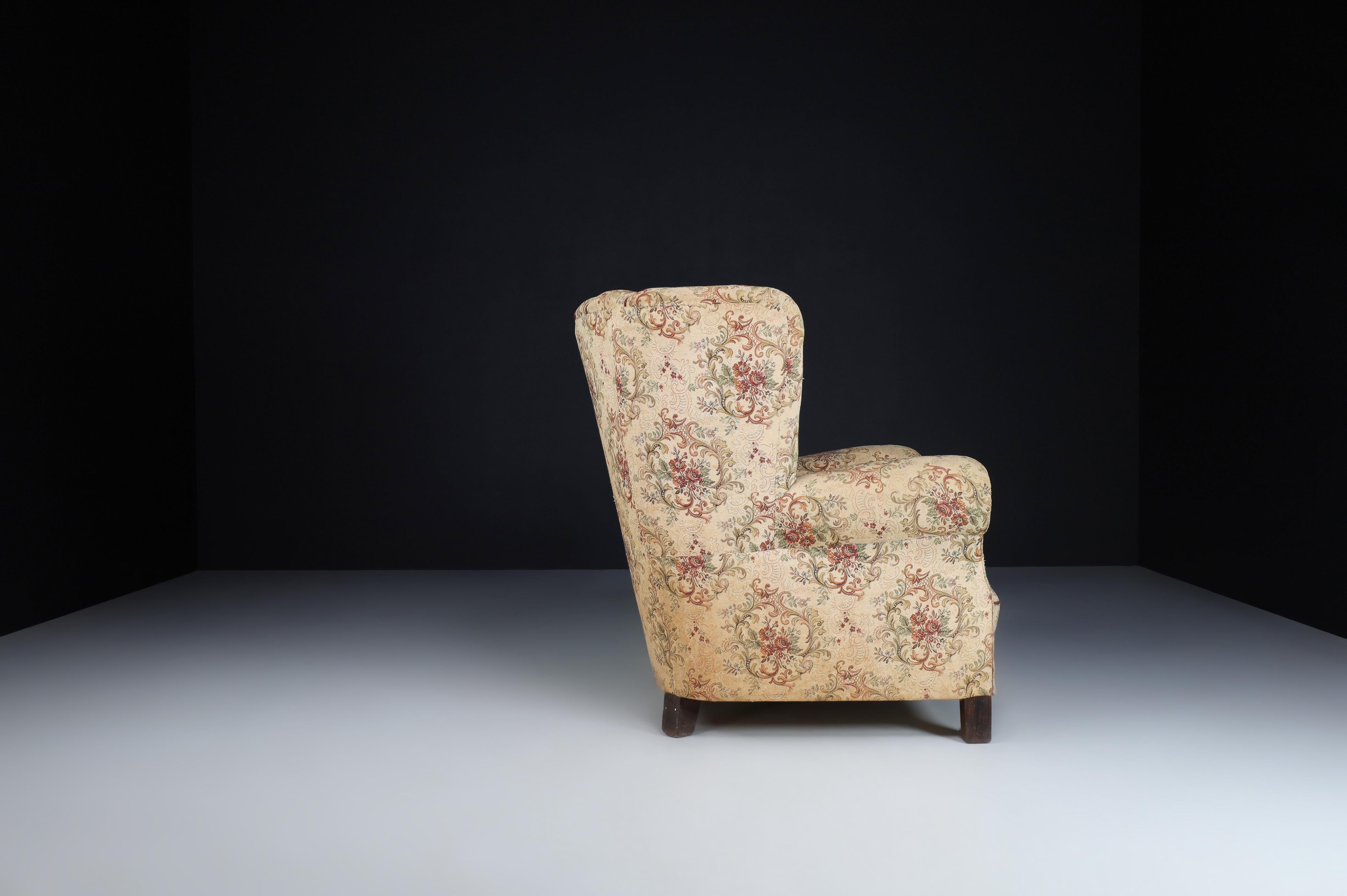 Tissu Grand fauteuil Art Déco en tissu floral d'origine Prague, années 1930 en vente