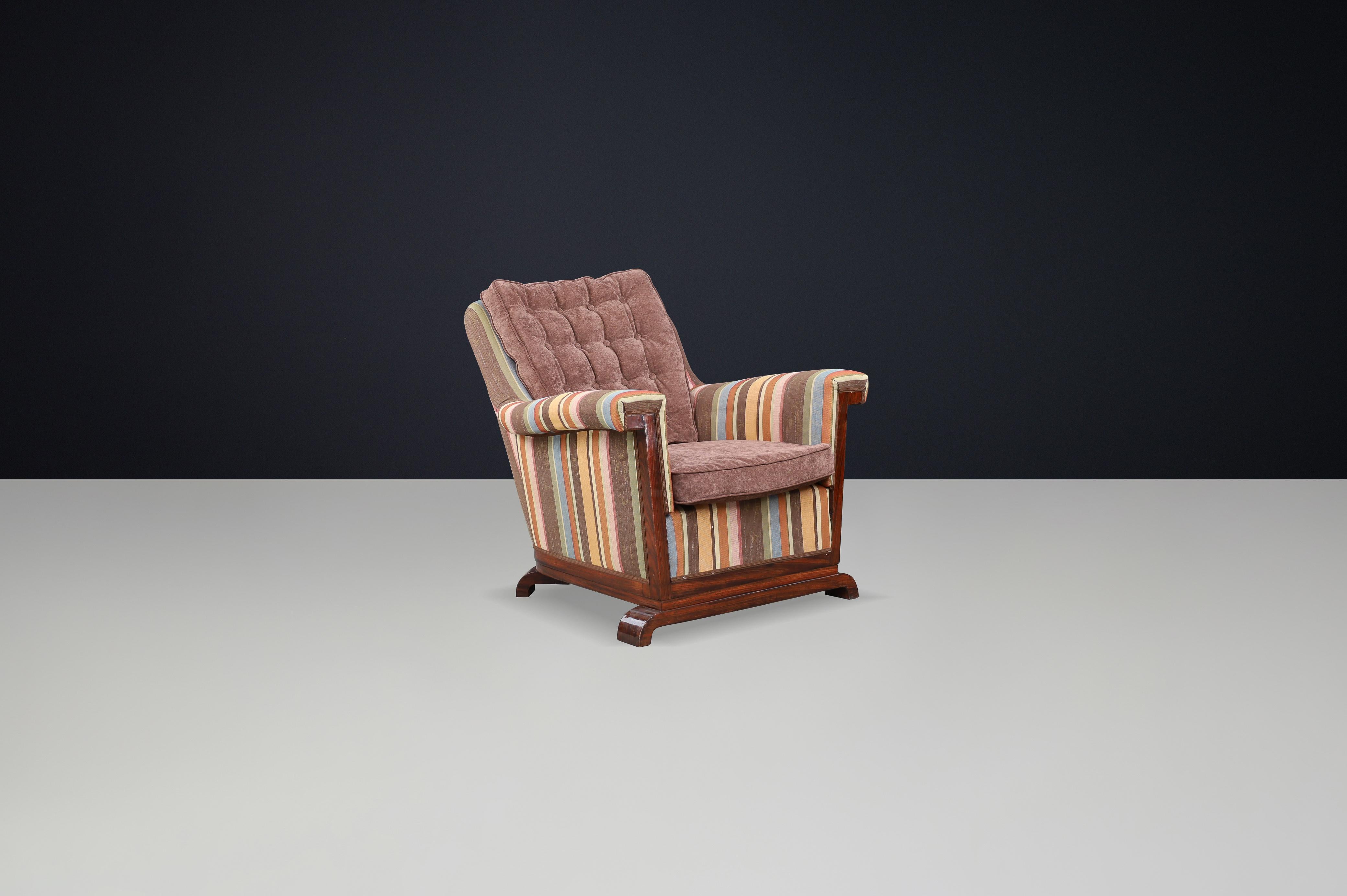 Grand fauteuil Art déco en tissu retapissé et en noyer, Prague, années 1930

Cet impressionnant fauteuil Art déco de grande taille est un magnifique exemple de l'artisanat tchèque des années 1930. Fabriquée à Prague, cette chaise présente l'élégante