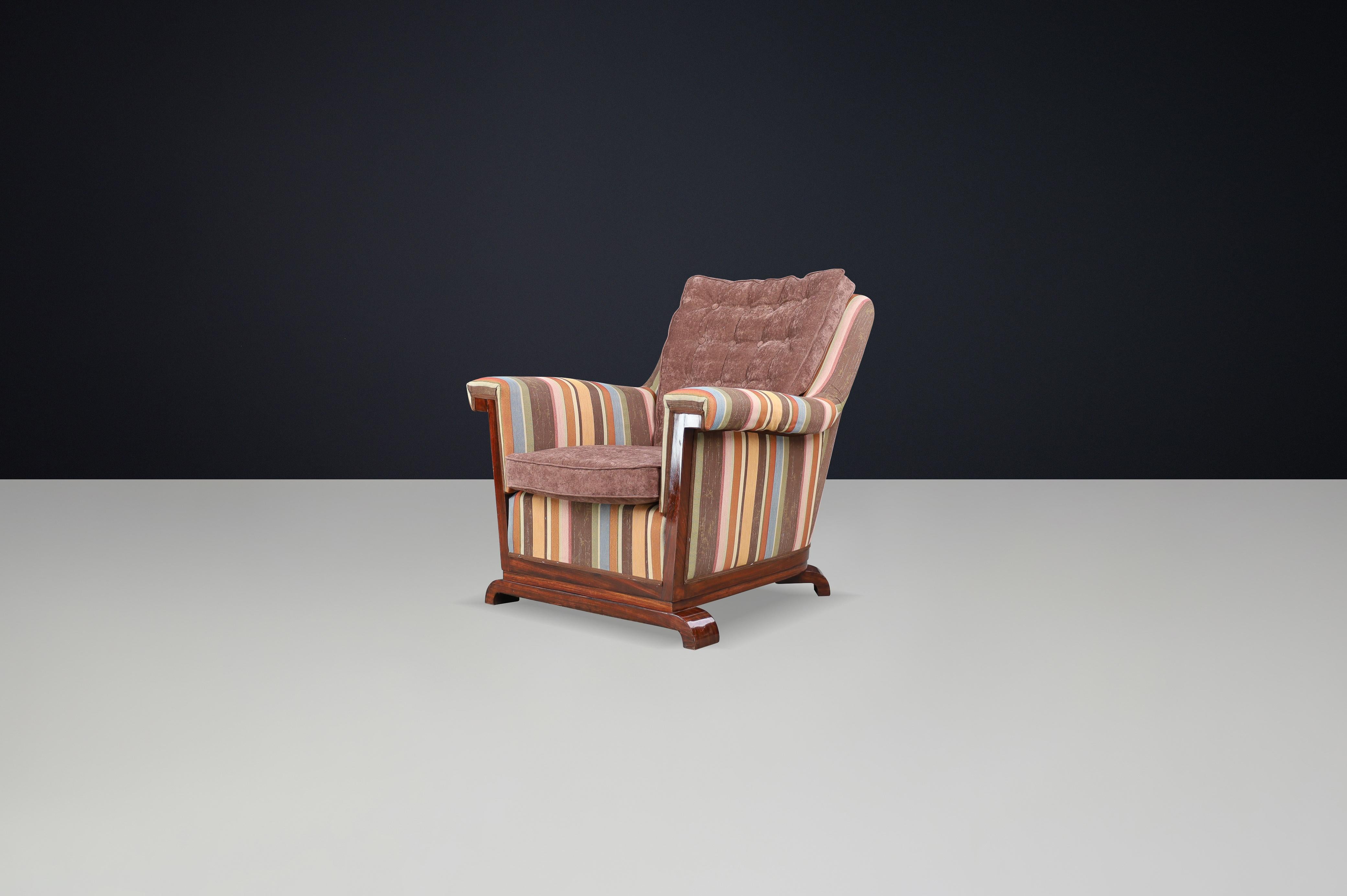 Néerlandais Grand fauteuil Art déco en tissu retapissé et en noyer, Prague, années 1930 en vente